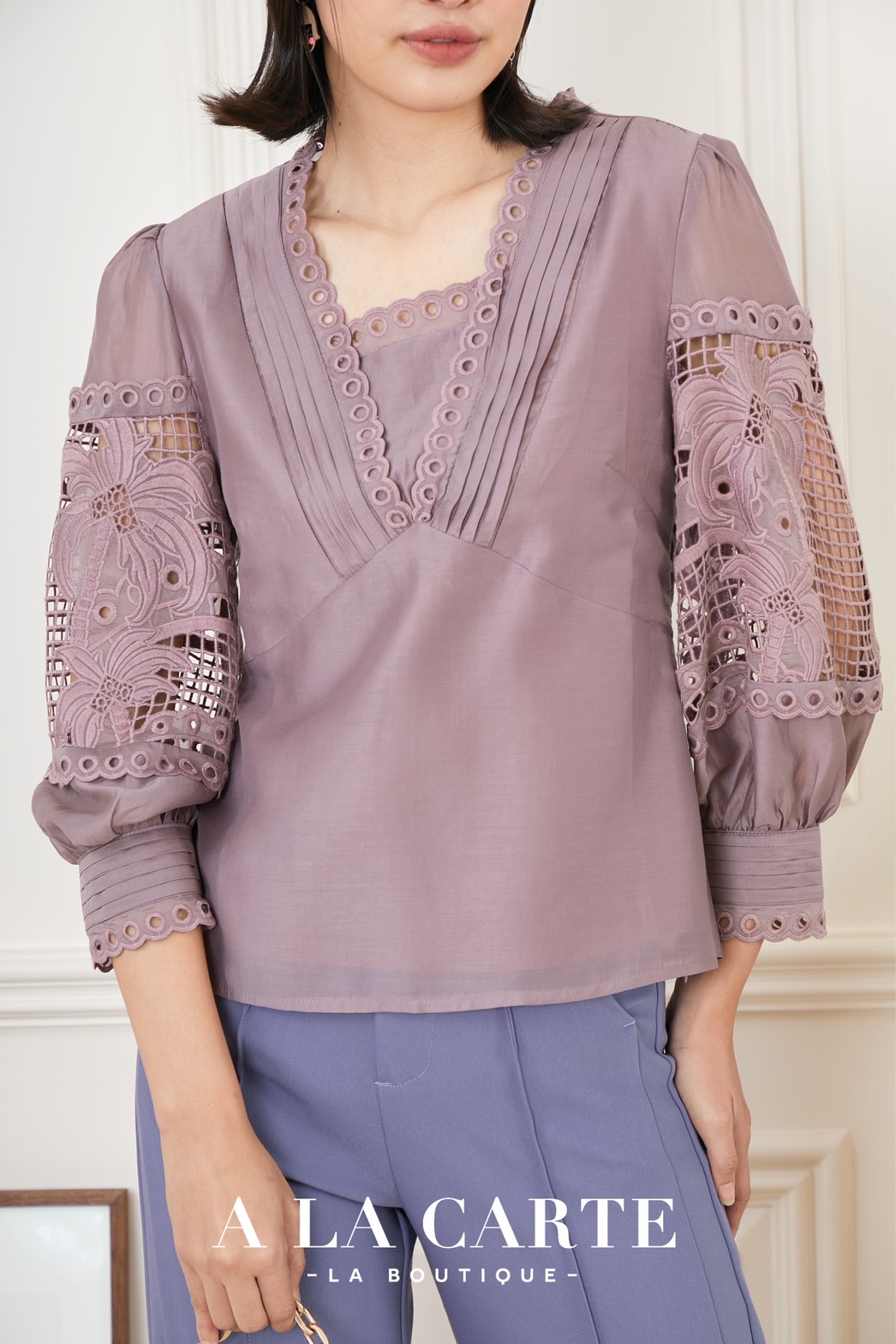 68993 เสื้อ A La Carte ผ้าชีฟองซิลค์ คอวีตัดต่อตีเกล็ด ใส่ทริม ทรงเสื้อวีคัทใต้อก มีซิปข้าง ทรงแขนตัดต่อด้วยลูกไม้ลายทอพิเศษ ทรงพอง ขอบแขนตีเกล็ดใส่ทริม เขียว S, 2XL