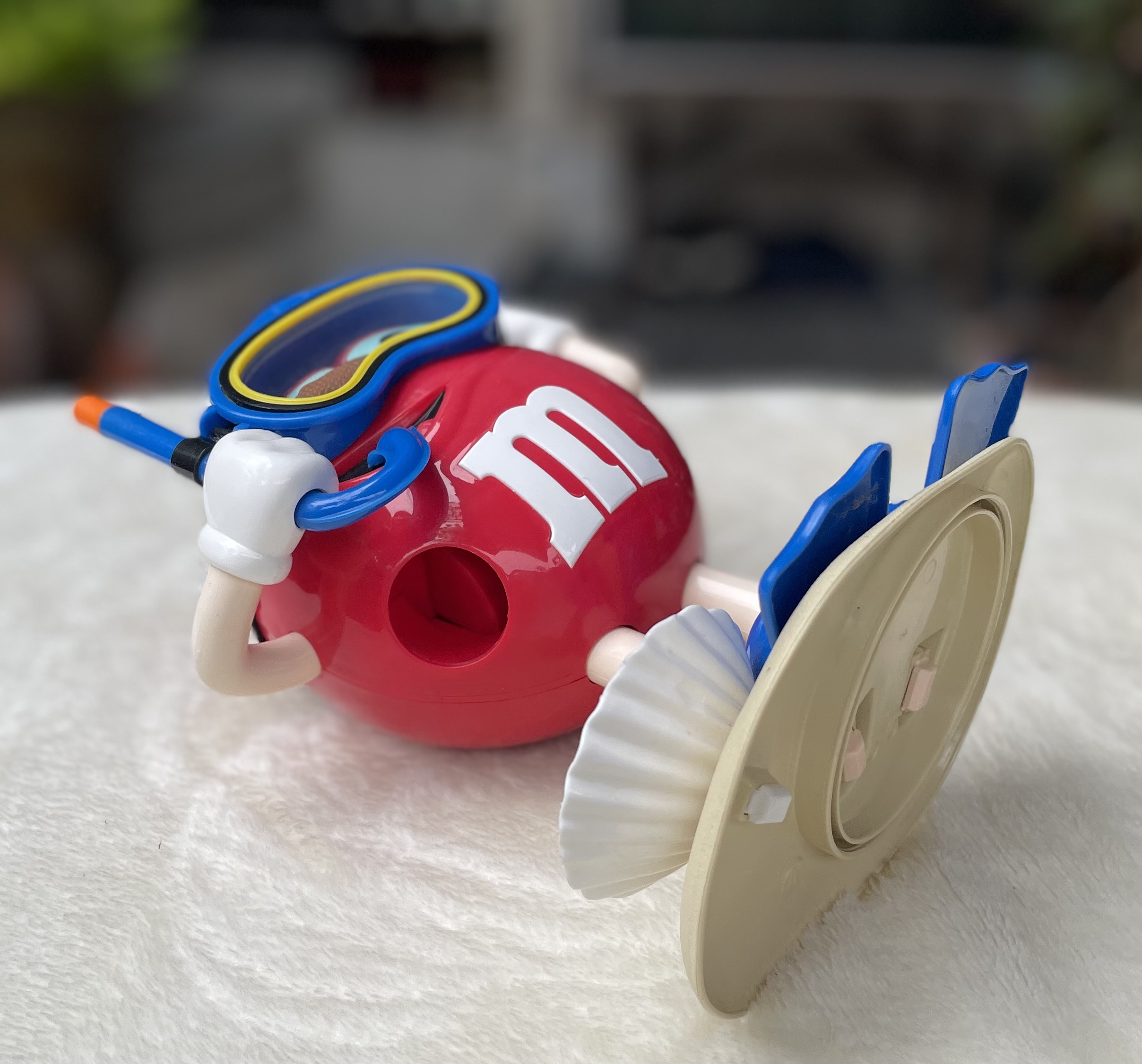 โมเดล ตุ๊กตา M&M เอ็ม แอนด์ เอ็ม นักดำน้ำสกูบา ฝาหลังเปิดได้ แขนกดขยับได้ M&M's Red Scuba Diver Candy Dispenser