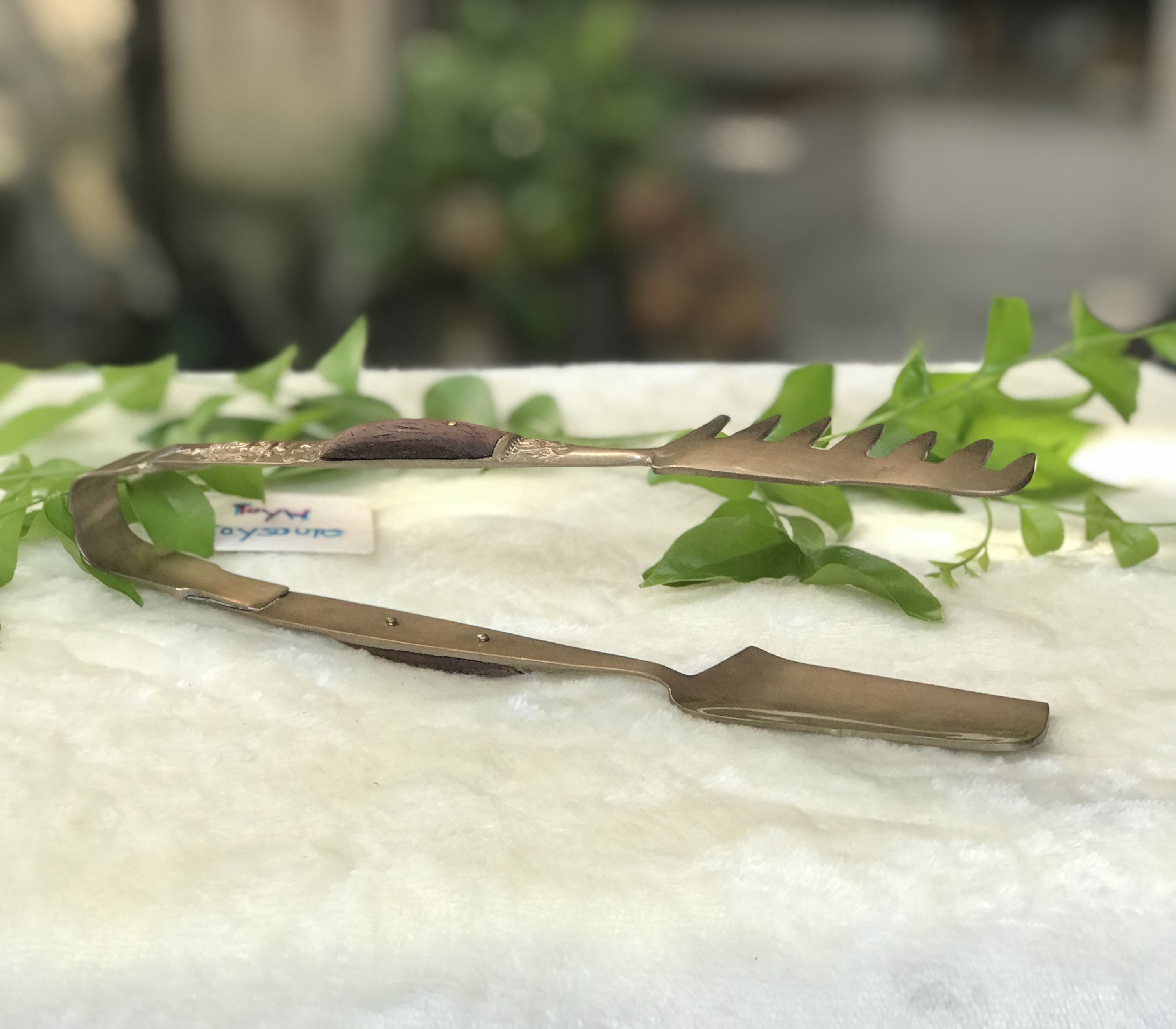 Antique brass food tongs ที่คีบอาหาร ที่คีบขนม ของหวาน ตอกลายเทพพนม เนื้อทองเหลืองหนาๆ ด้ามจับเสริมด้วยไม้แท้