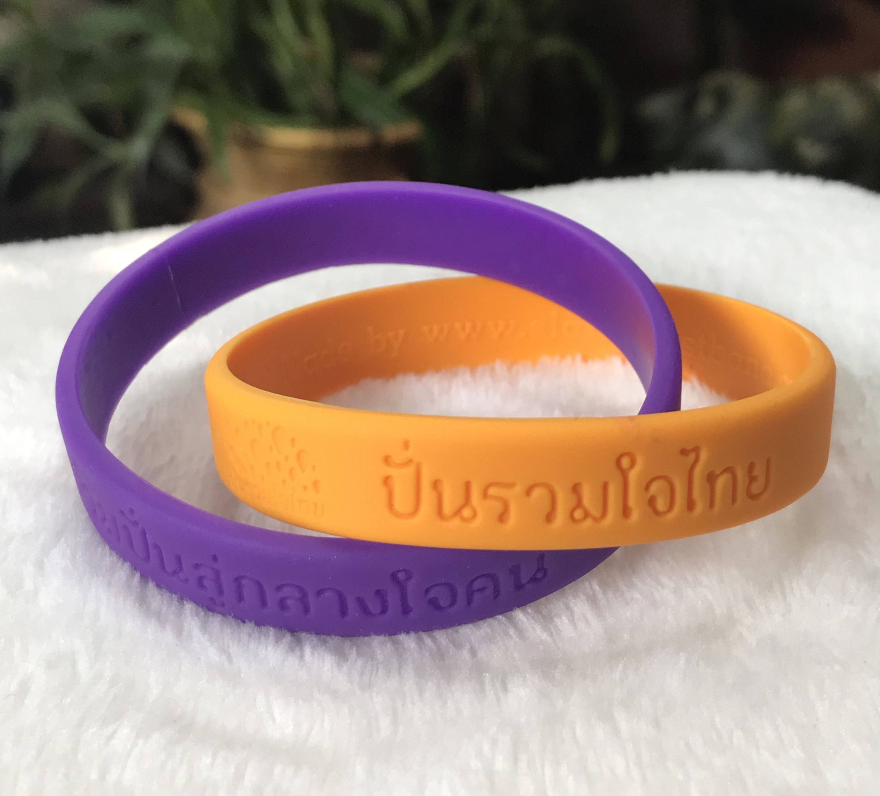 Wristband สายรัดข้อมือแบบไขว์สองเส้น"ปั่นรวมใจไทย" ปี 2558 เพื่อเทิดพระเกียรติรัชกาลที่ 9/สมเด็จพระเทพ โดยมูลนิธิพระดาบส