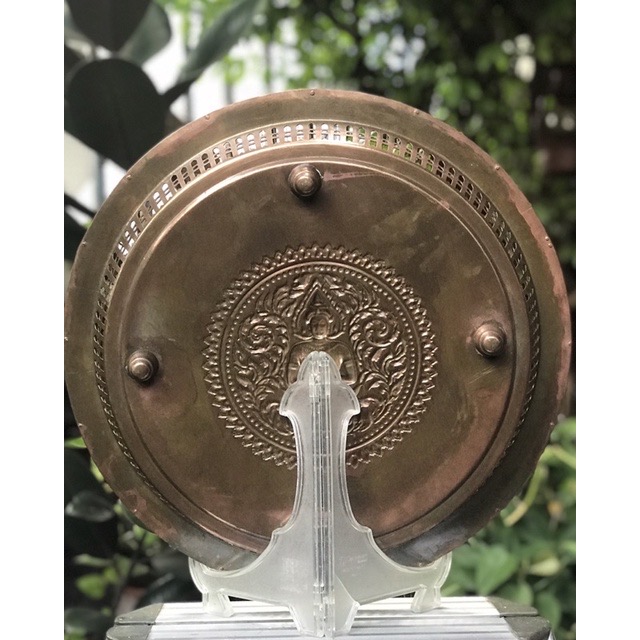 งานเก่า ถาดทองเหลืองขอบฉลุลาย กลางถาดตอกลายเทพพนม สวยสมบูรณ์ ทองเหลืองเก่าหนาๆหนักๆ ขนาดกว้าง 41 ซม สูง 7 ซม