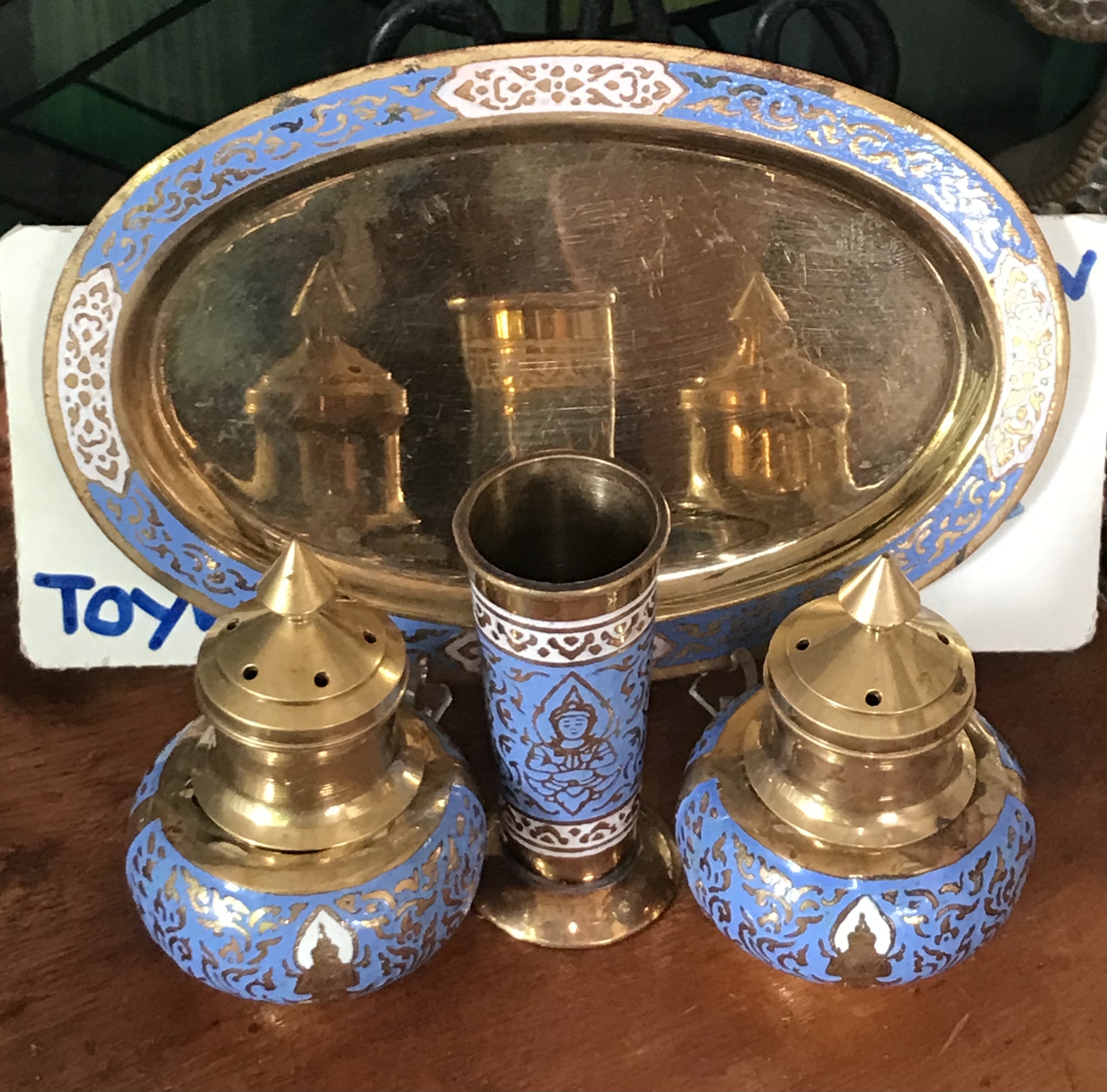 เริ่มต้น 690 บาท ของเก่า ชุดเครื่องปรุงทองเหลืองลงยา ขวดเกลือ ขวดพริกไทย ที่ใส่ไม้จิ้มฟัน พร้อมถาดรอง ลายเทพพนม ลายนางฟ้า