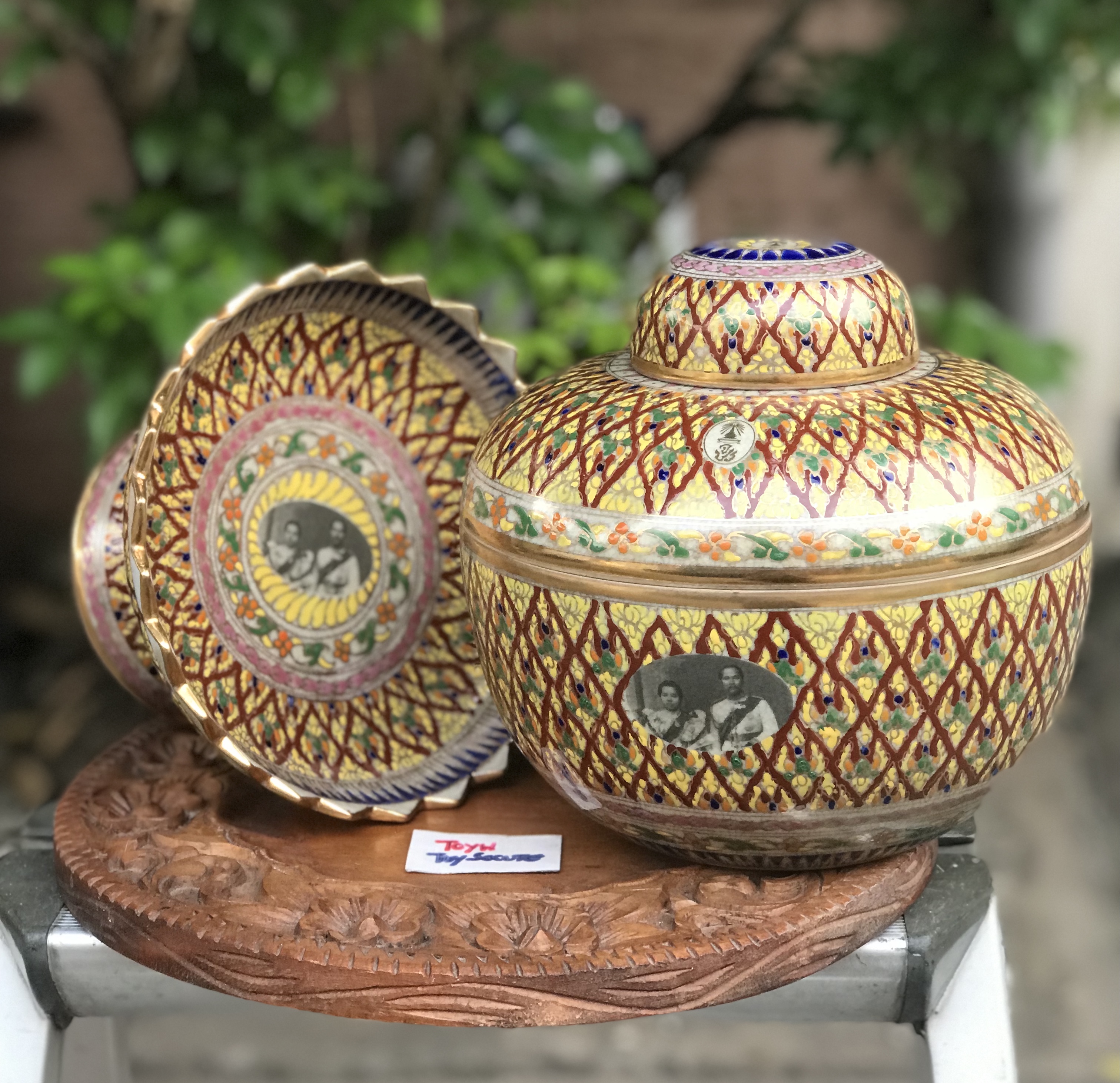 โถน้ำมนต์พร้อมขัน และพานรองลายเบญจรงค์น้ำทอง พระบรมฉายาลักษณ์ ร.5 และพระราชินี และพระปรมาภิไธยย่อ จปร จุฬาลงกรณ์ ปร. สวยสมบูรณ์
