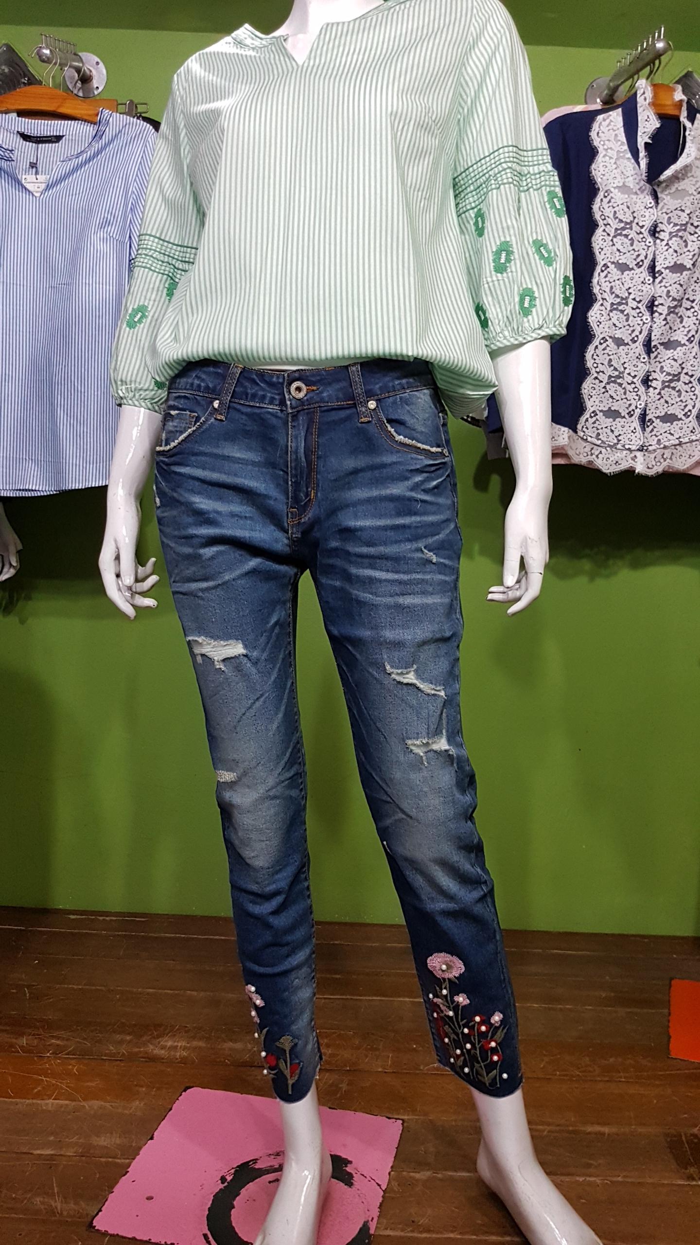 กางเกงยีนส์ทรงบอย 9 ส่วน LANDMEE ผ้ายีนส์ฟอกยืด งานปัก ค่ะสินค้าพร้อมส่ง size M -30 " ค่ะ