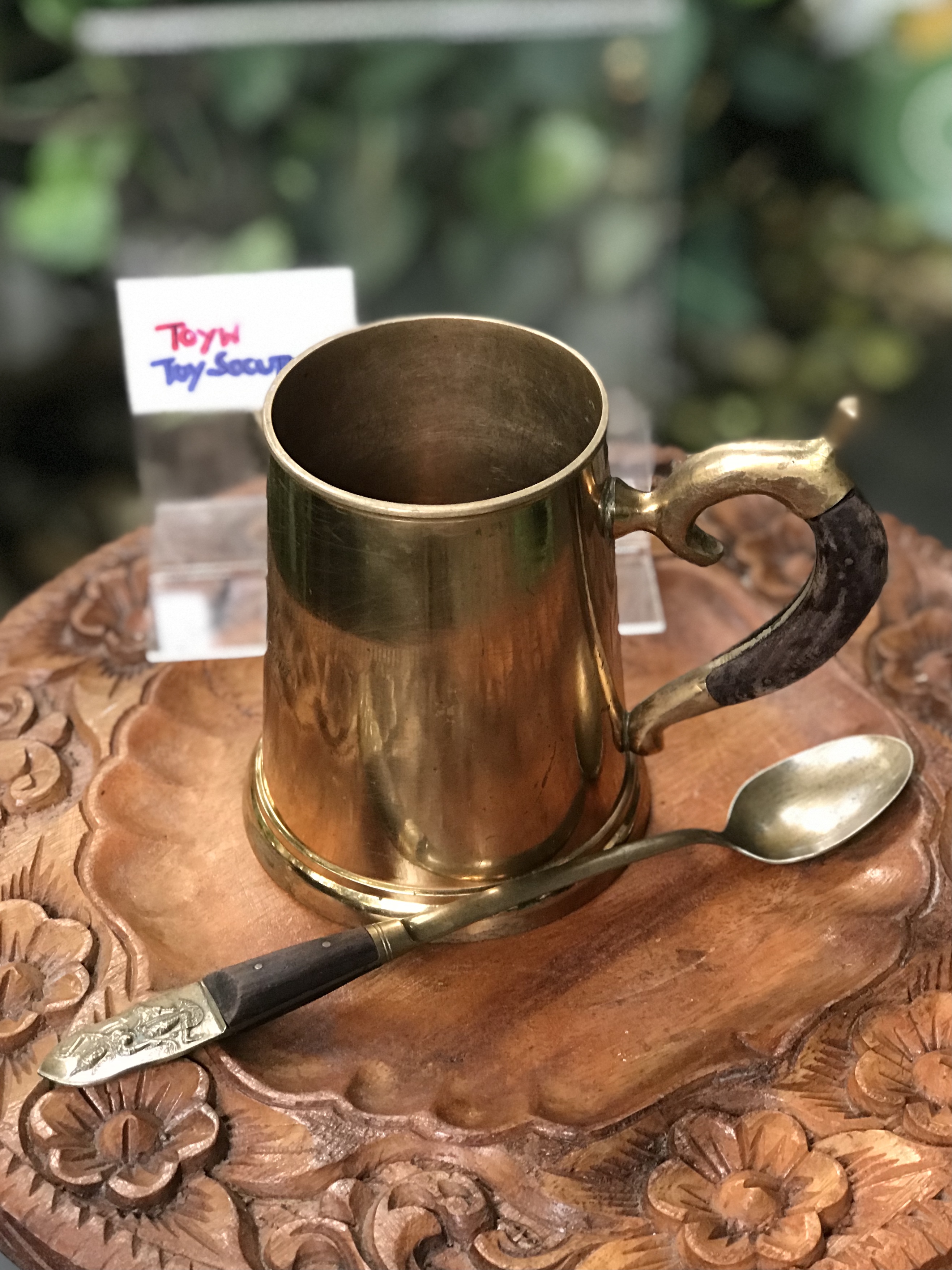 งานทองเหลืองเก่าหนาๆ แก้วน้ำ แก้วมัค แก้วกาแฟ มีหูจับ ด้ามไม้ พร้อมช้อนยาวลายนางฟ้า ด้ามไม้ ที่ระลึกธนาคารกรุงเทพ