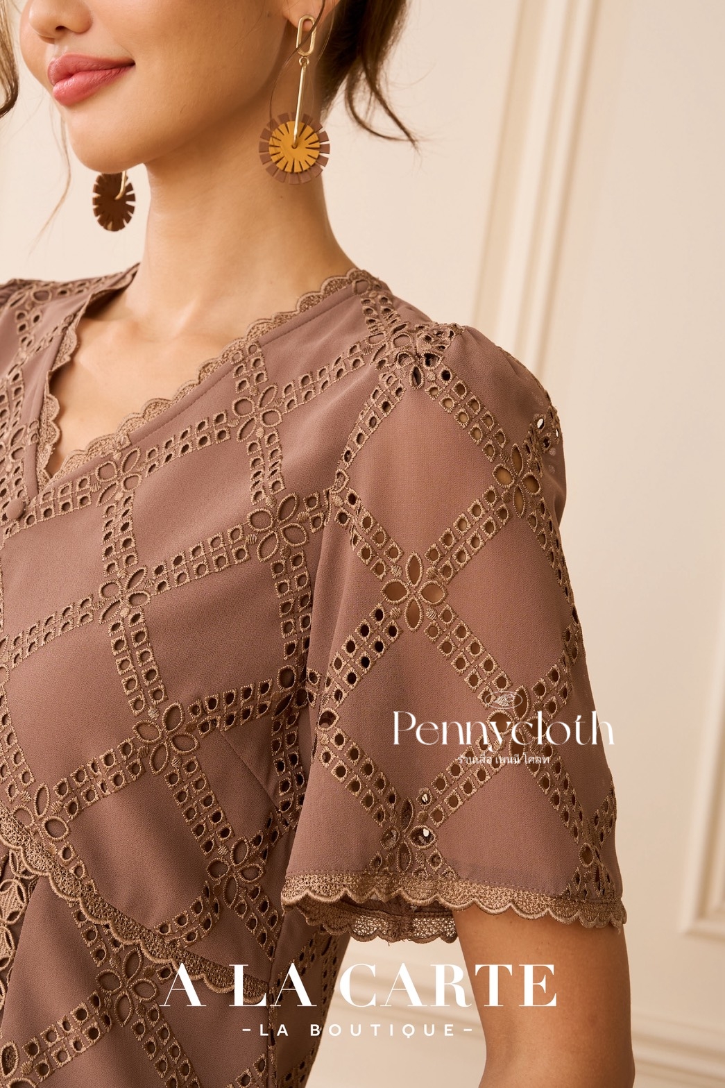 A La Carte รหัส 69834 เสื้อลูกไม้ชีฟอง งานปัก คอวี แขนสั้นแฟร์ สีดำ สีขาว สีโอวัลติน สีส้ม ( ขนาดเอวน้อยกว่าอก 2")