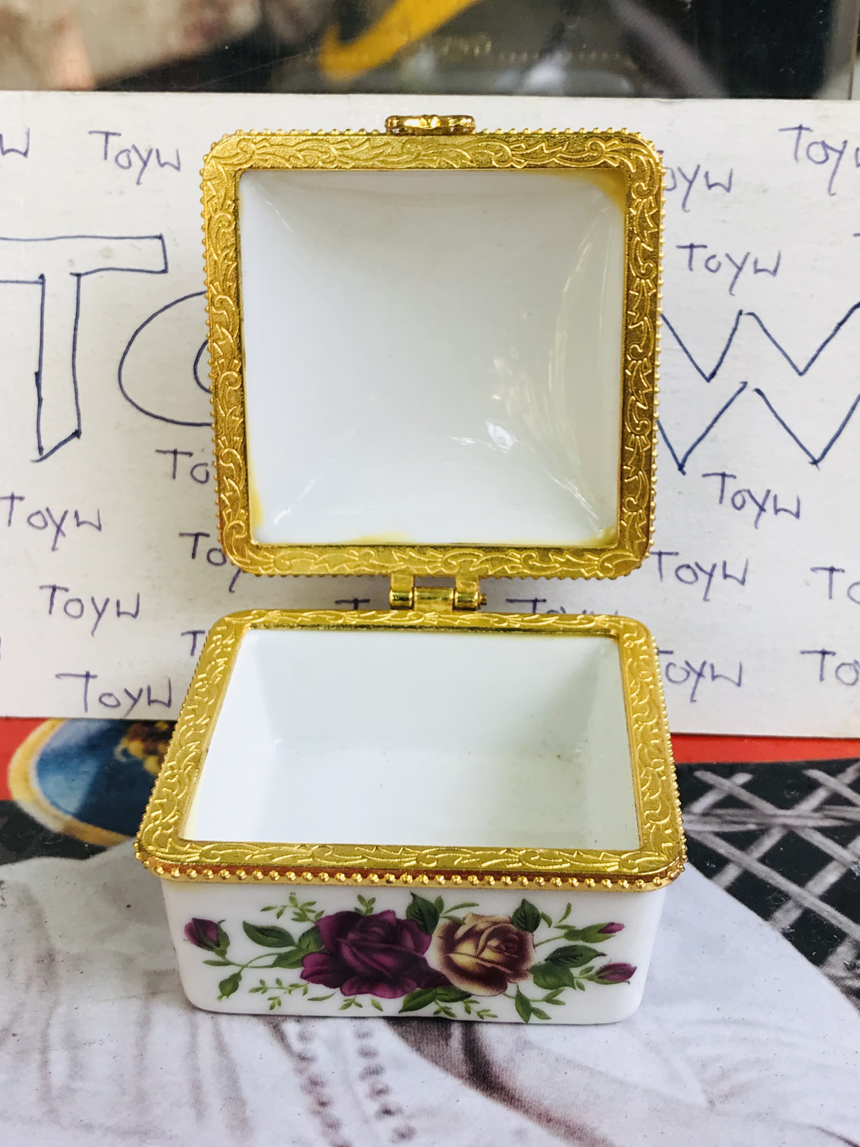 เริ่มต้น 120 บาท เก็บเก่า งานวินเทจตลับเซรามิค คละแบบคละลายคละขนาด ใส่ของใส่ยา ใ่ส่เครื่องประดับชิ้นเล็กๆ และของรักษ์อื่นๆ