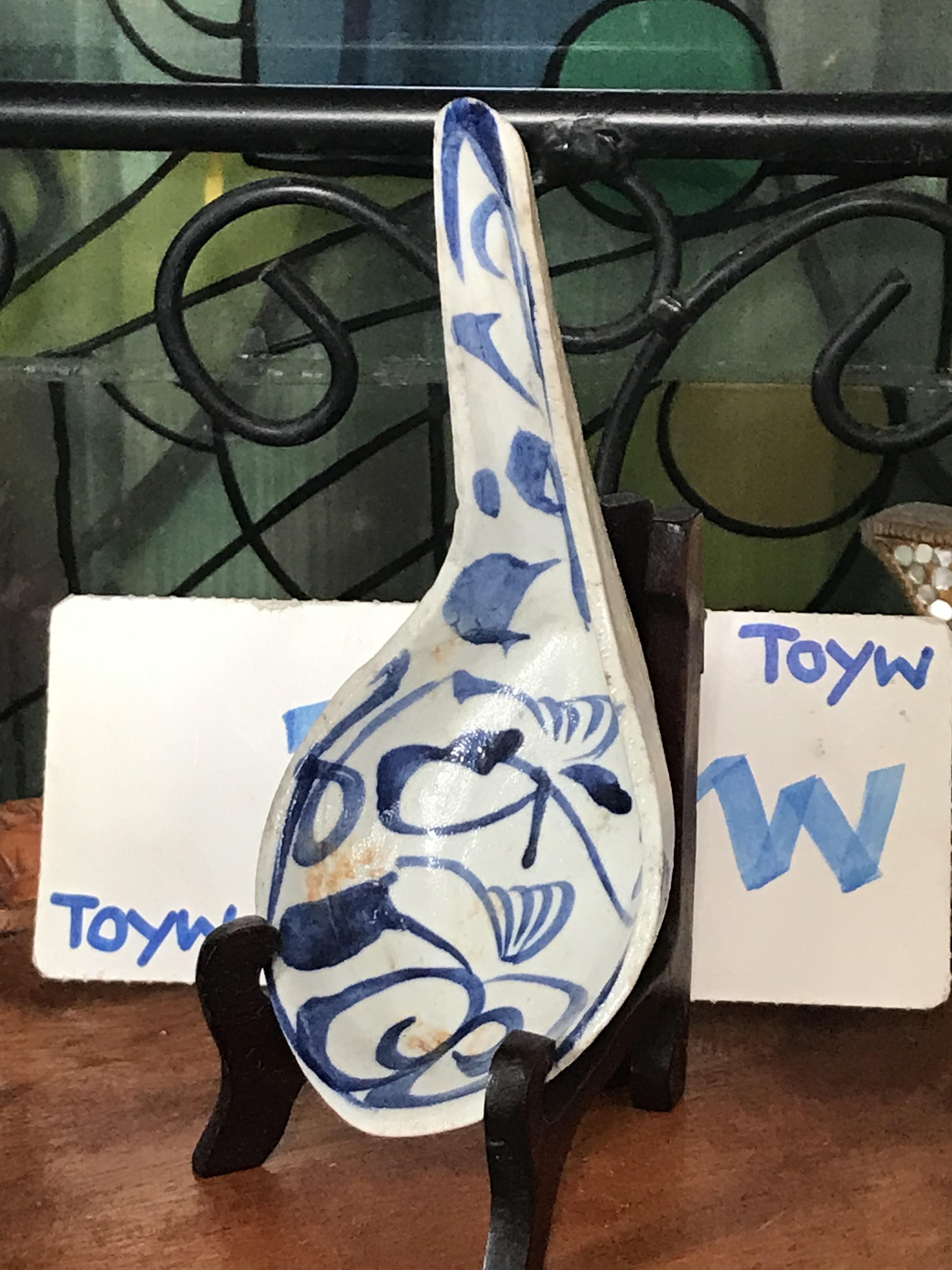 ช้อนกระเบื้องโบราณเขียนมือลายคราม ช้อนตักแบ่งอาหาร เนื้อกระเบื้องเบาๆๆ สภาพสมบูรณ์