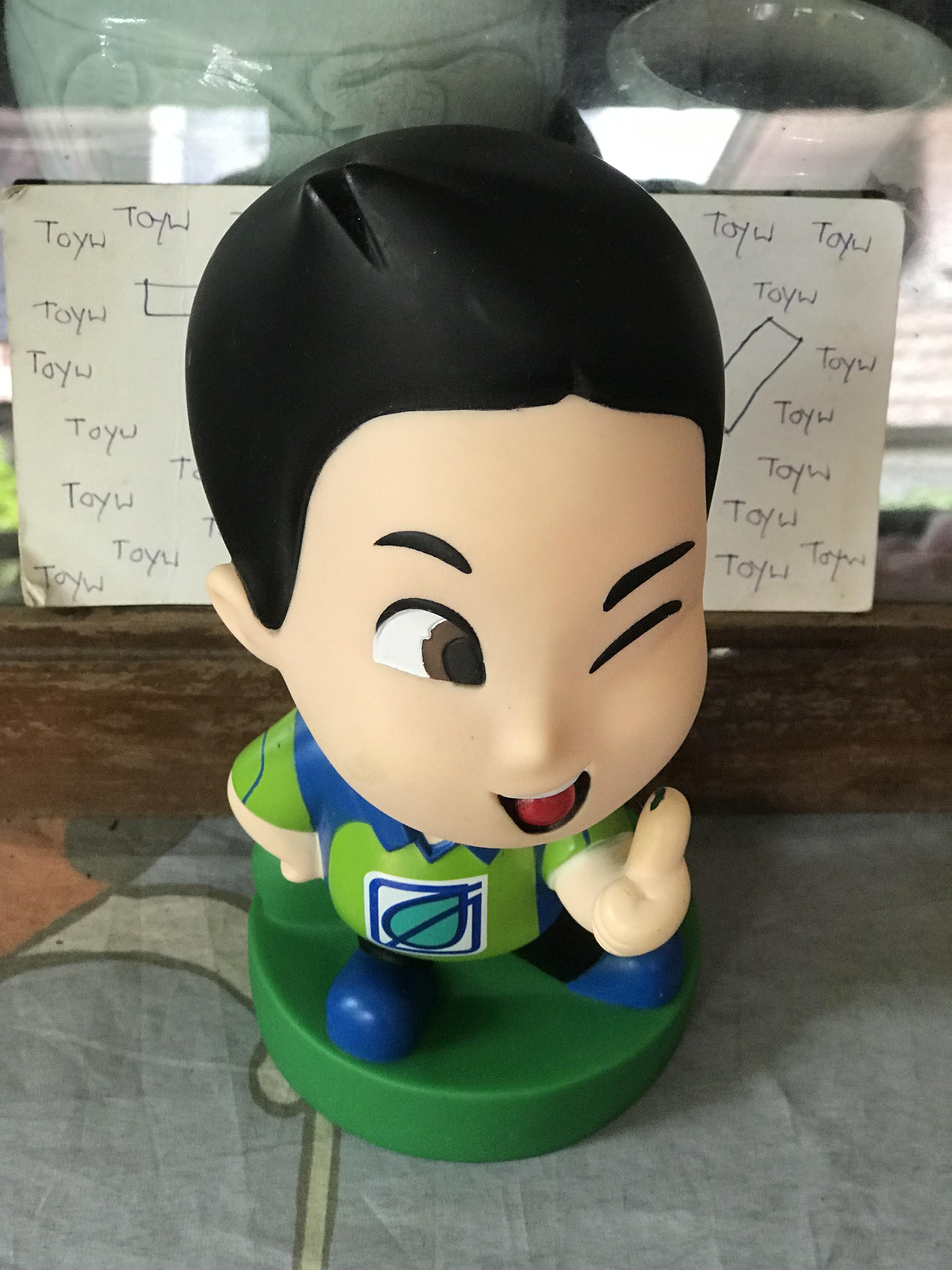 เริ่มต้น 790 บาท มือ 1 และมือ 2 โมเดลมาสคอตกระปุกออมสิน Bangchak Inthanin ร้านกาแฟอินทนิล Inthanin Cafe ปั้มน้ำมันบางจาก Bangchak ขนาด กว้าง 9 ซม สูง 20-21 ซม