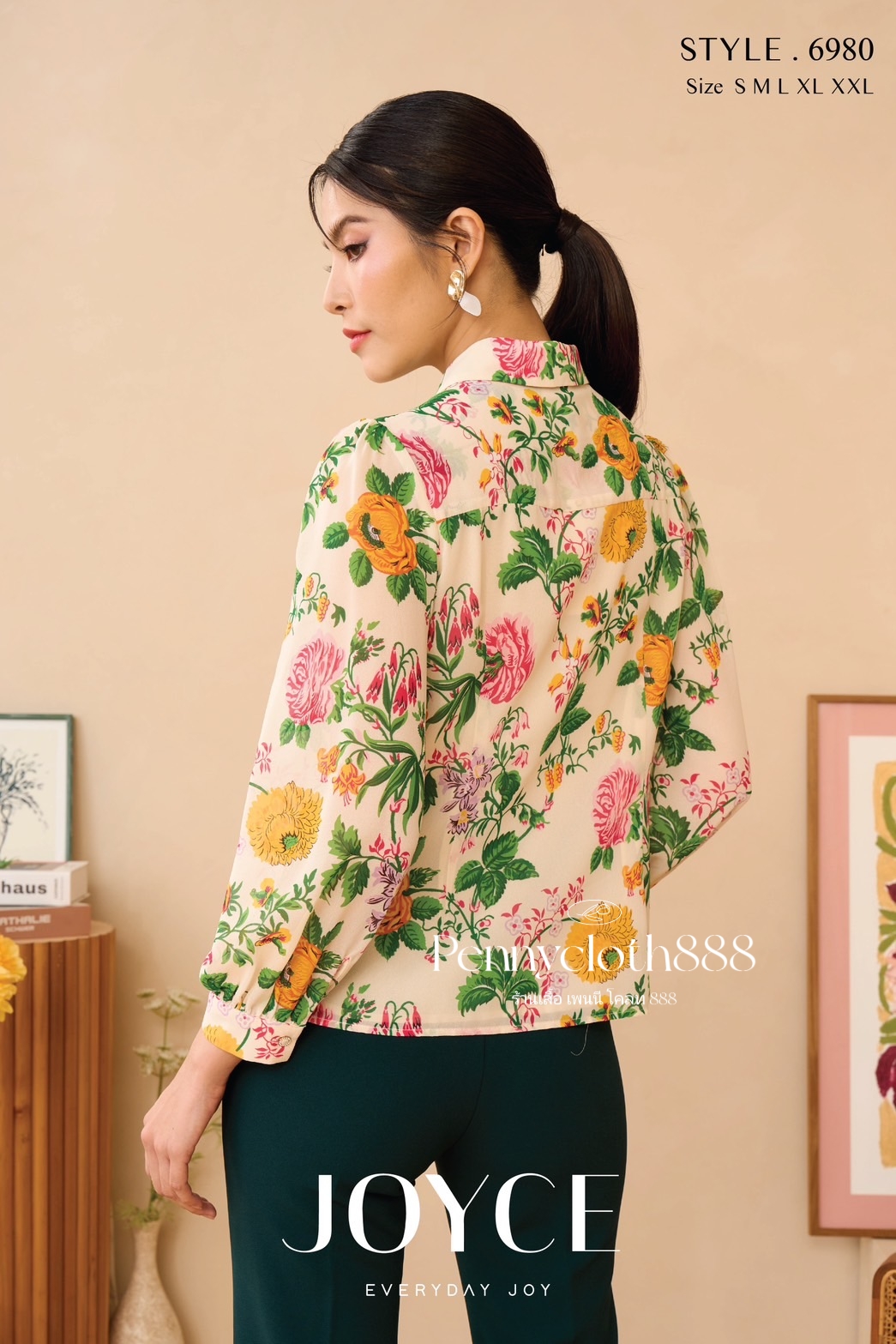 6980 เสื้อเชิ้ต Joyce ชีฟองพิมพ์ลายดอก ทรงเข้ารูป ช่วงเอว เล็กน้อย มีซับในเย็บติด แขนยาว 5 ส่วน