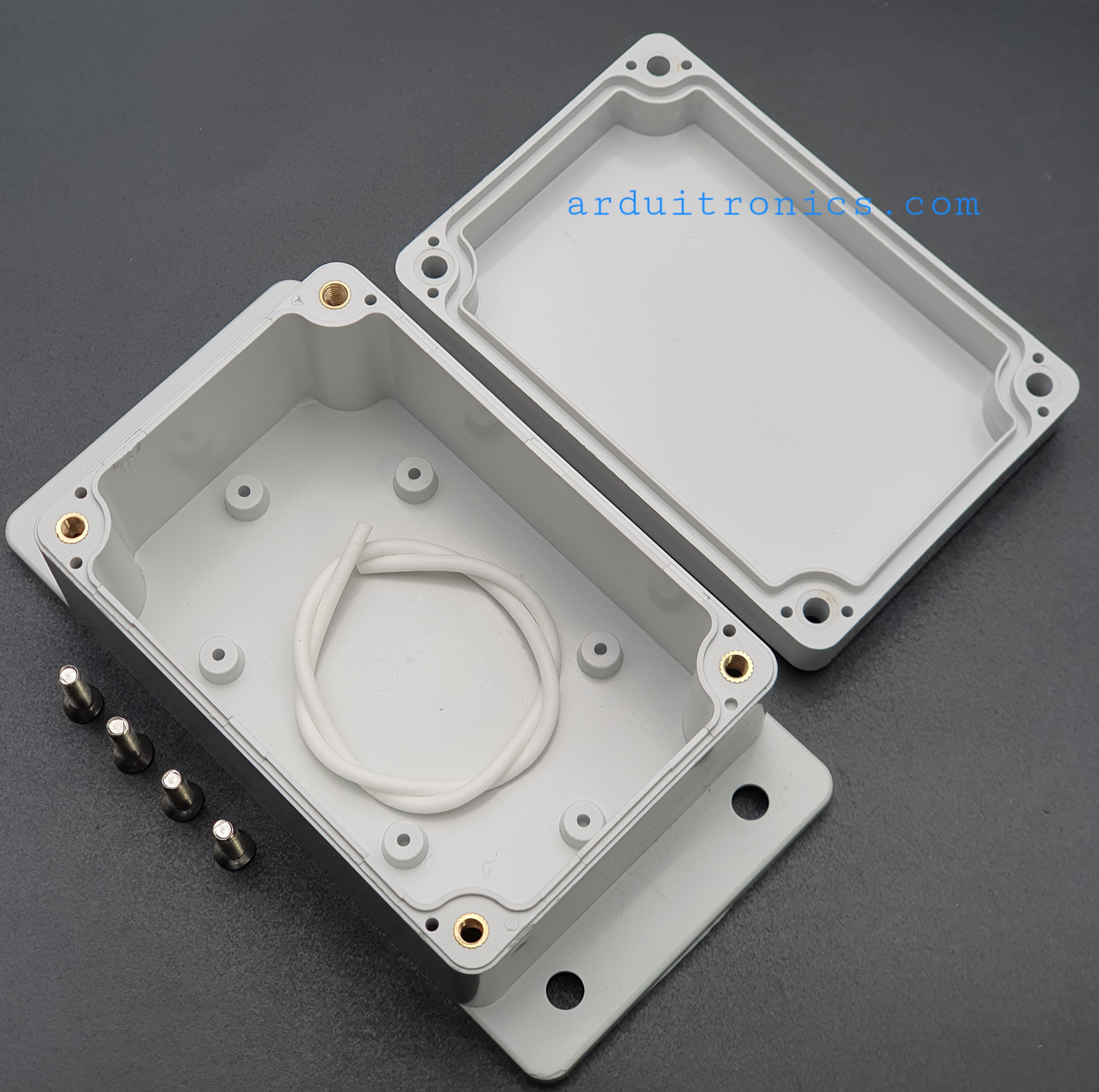 กล่องพลาสติกอเนกประสงค์กันน้ำ ขนาด 100 x 68 x 50mm สีขาว-เทา