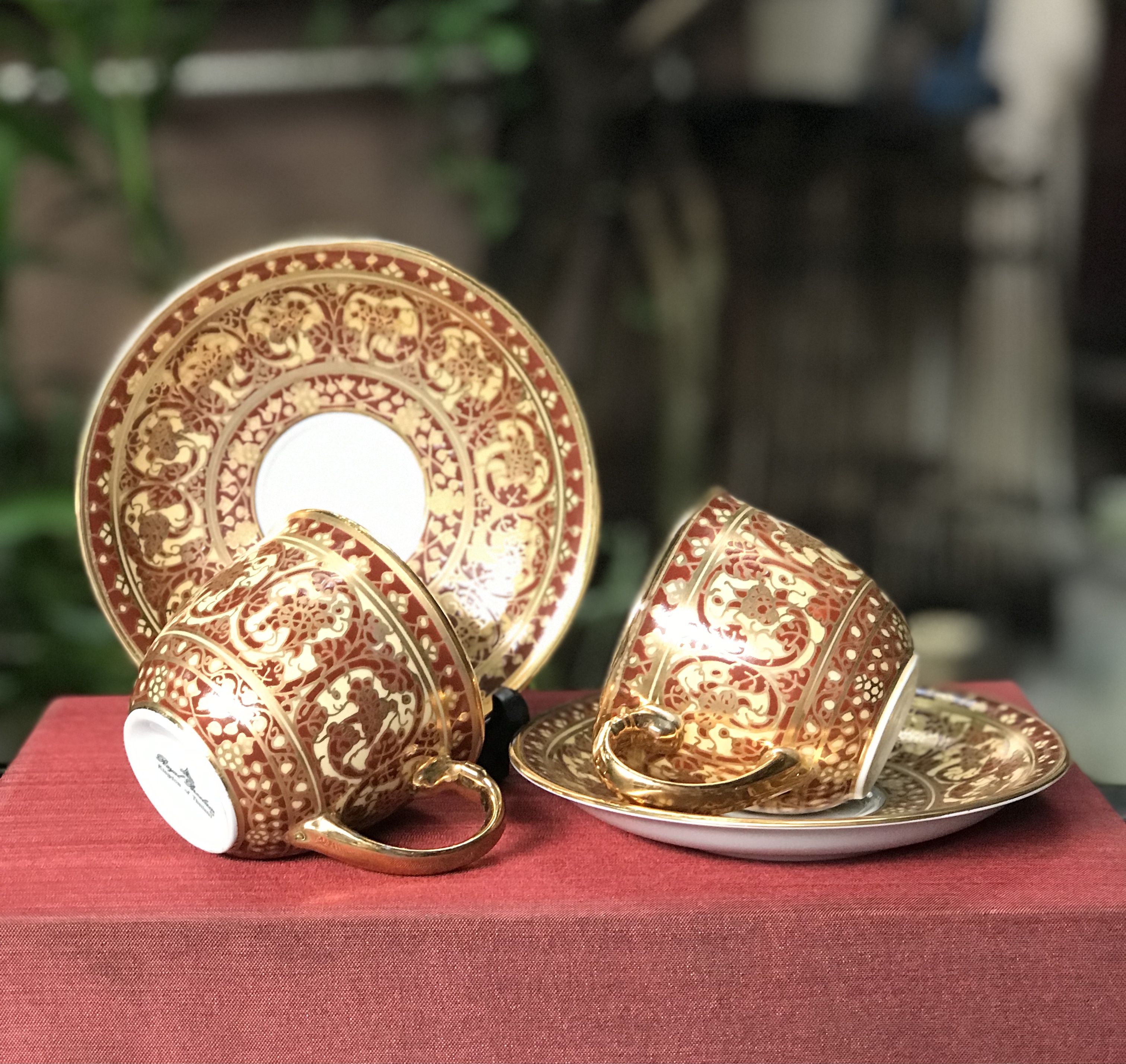 ￼เก่าเก็บ ถ้วยกาแฟเขียนลายน้ำทองพร้อมจานรอง บรรจุกล่องผ้าไหมสวยหรู Set of 2 Coffee Cup & Saucer