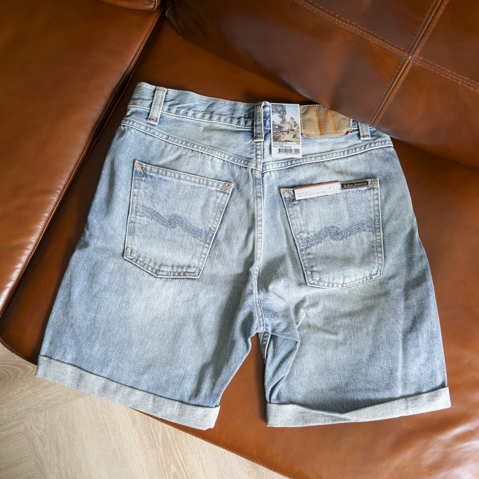 Nudie Jeans Josh Shorts Light Glow | กางเกงยีนส์ขาสั้นผู้ชาย ทรงคลาสสิก ผ้าฝ้ายออร์แกนิก