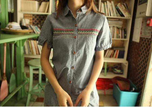 Pre-Order เสื้อผ้ายีนส์ แขนสั้น ปักลายเส้นที่หน้าอก