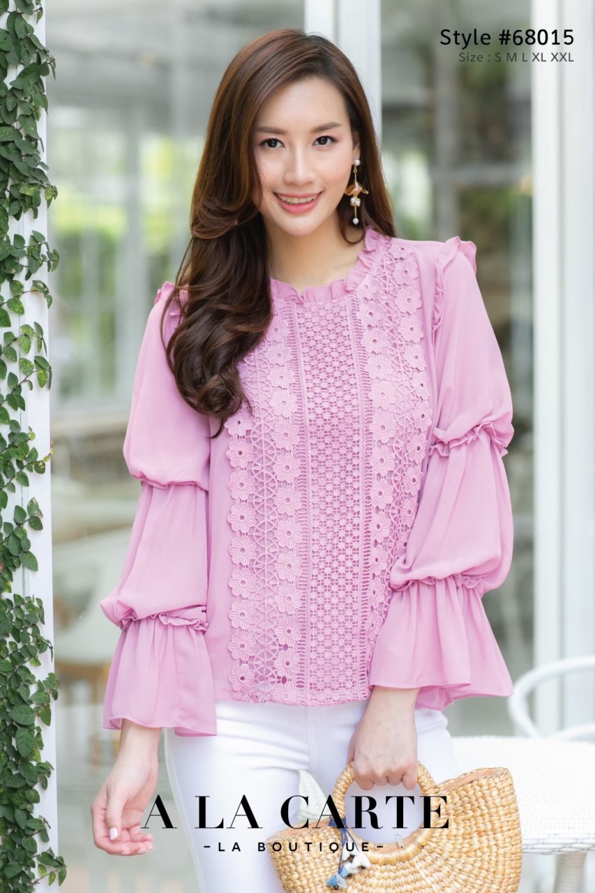 เสื้อชีฟองแขนยาว ด้านหน้าตัดต่อด้วยลูกไม้เนื้อทอแน่น คอเป็นระบายรูดจีบ มีซับชีฟองบางด้านใน เนื้อผ้ามีน้ำหนักทิ้งตัว แขนจับรูดถ่วงเป็นชั้นๆ เพิ่มความหรูให้เสื้อ ตัวนี้เนื้อลูกไม้นุ่มค่ะ เขียว XL
