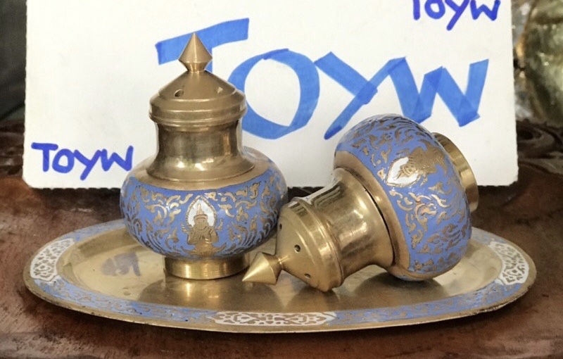 เริ่มต้น 690 บาท ของเก่า ชุดเครื่องปรุงทองเหลืองลงยา ขวดเกลือ ขวดพริกไทย ที่ใส่ไม้จิ้มฟัน พร้อมถาดรอง ลายเทพพนม ลายนางฟ้า