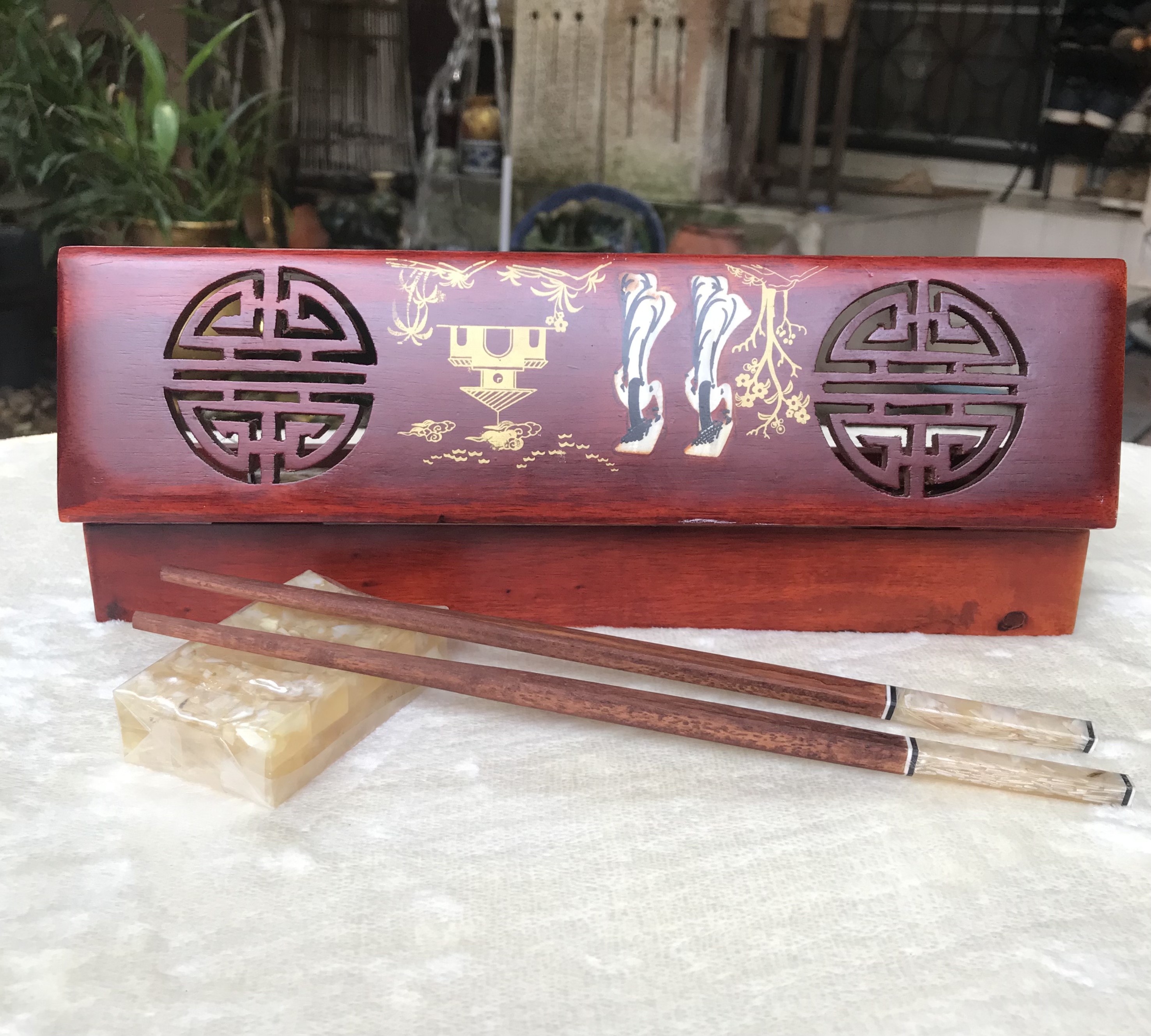 ไม่ผ่านใช้ ชุดตะเกียบไม้พร้อมที่วางงาช้าง บรรจุกล่องไม้ Nine Chopstick Pairs with Rests & Inlaid Rosewood Box