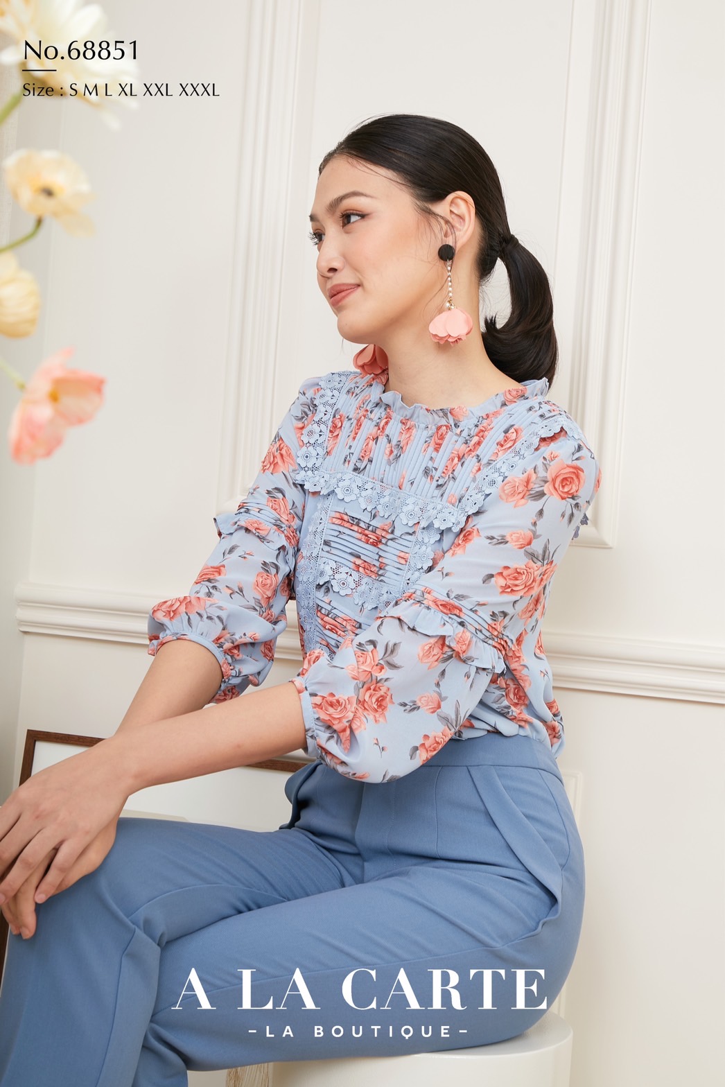 68851 🌸 A La Carte 🌸เสื้อชีฟองพิมพ์ลายดอกกุหลาบ ตีเกล็ดวางสลับแนวนอนแนวตั้ง ตัดต่อใส่เชิงทริมลายดอก แขนตัดต่อและเชื่อมด้วยการตีเกล็ดมีระบาย ทรงพองออกสวย สีดำ S,M,XL-3XL ฟ้า S ชมพู S