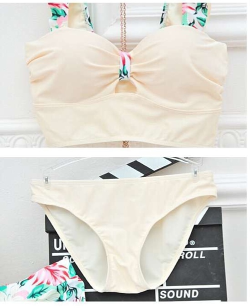 **พรีออเดอร์**บิกินี่ชุดว่ายน้ำ 3 ชิ้น(ทูพีซ+กระโปรง) three-pieces สีครีมตกแต่งลายดอกไม้ เล่นดีเทล sexy เล็กๆ แต่งระบายที่ริมแขน พร้อมกระโปรงลายพิมพ์สดใสน่ารักรับลมทะเลสวยเหมือนแบบค่ะ