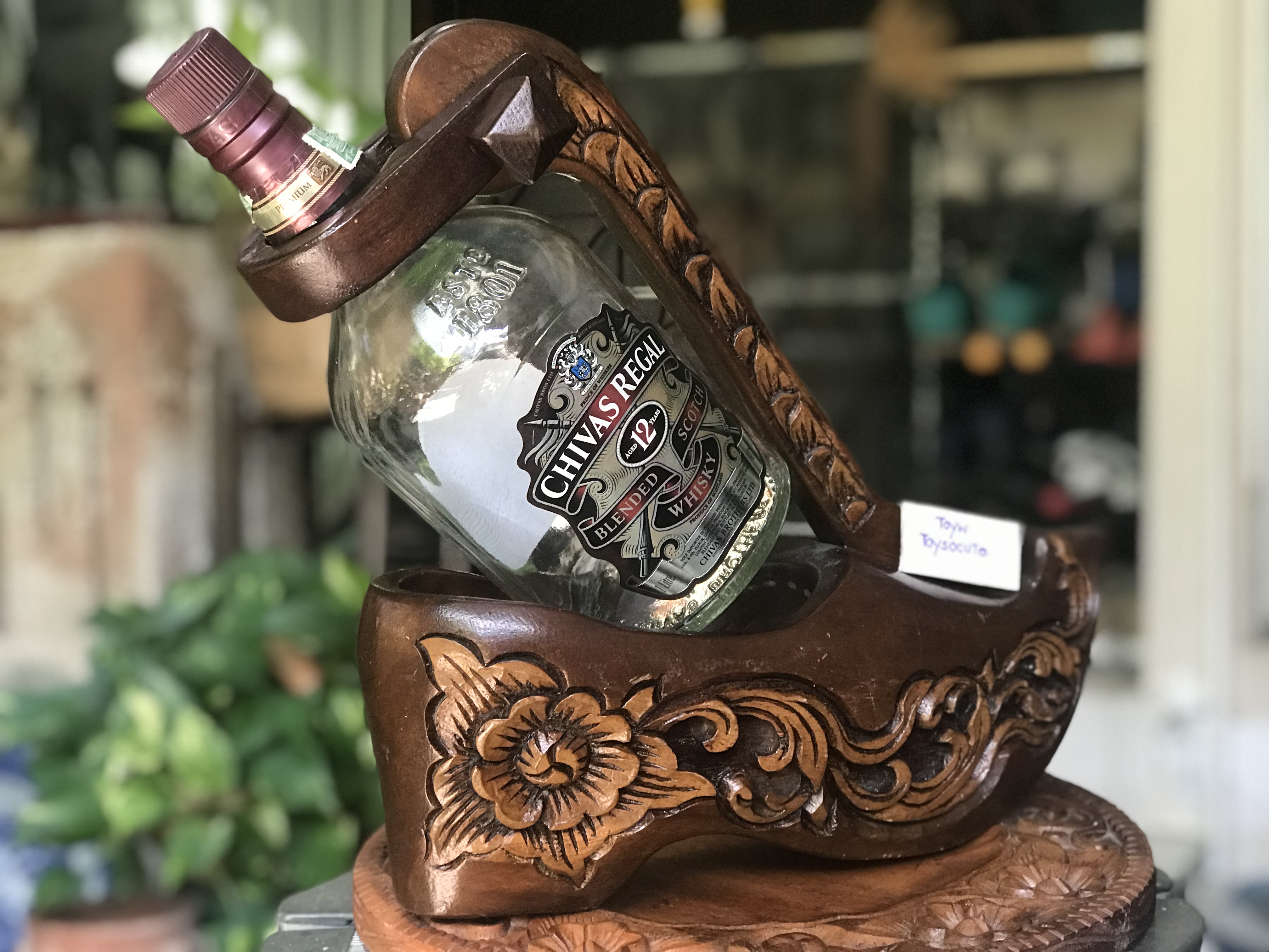 งานเก่า ที่โชว์ขวดเหล้า/ไวน์ รูปรองเท้าที่ใส่ขวดเหล้า ที่วางขวดเหล้า ไม้จริงแกะลาย ขนาดกว้าง 10 ซม ยาว 31 ซม สูง 30 ซม