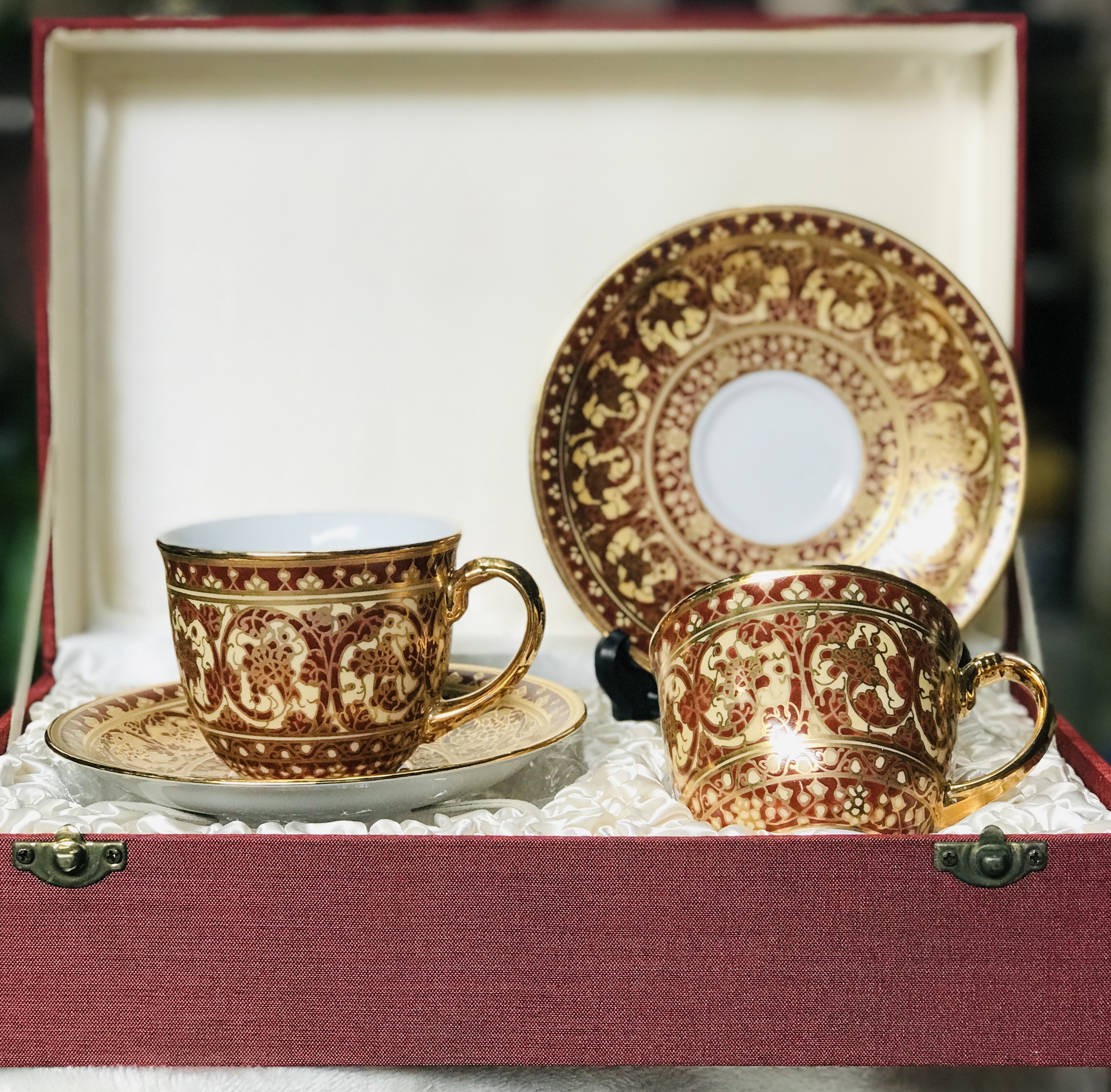￼เก่าเก็บ ถ้วยกาแฟเขียนลายน้ำทองพร้อมจานรอง บรรจุกล่องผ้าไหมสวยหรู Set of 2 Coffee Cup & Saucer