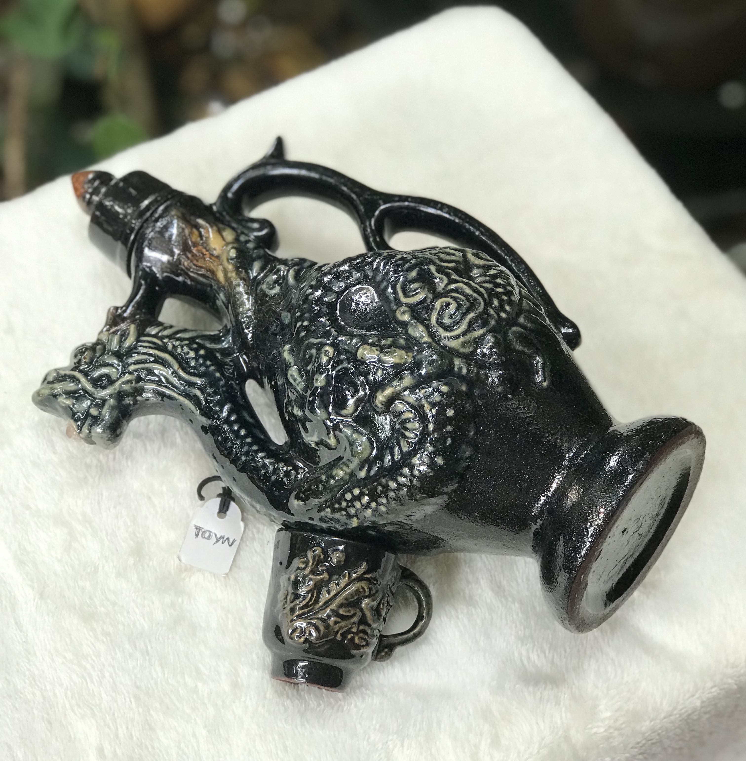 ขวดเหล้าจีนเปล่าพร้อมจอก Porcelain large chinese dragon ลายมังกรนูนต่ำ ดีไซน์รูปกาน้ำชา สวยๆเก๋ๆ สภาพสมบูรณ์ ไม่แตกไม่ร้าว ขนาดกว้าง 14 ซม สูง 28 ซม