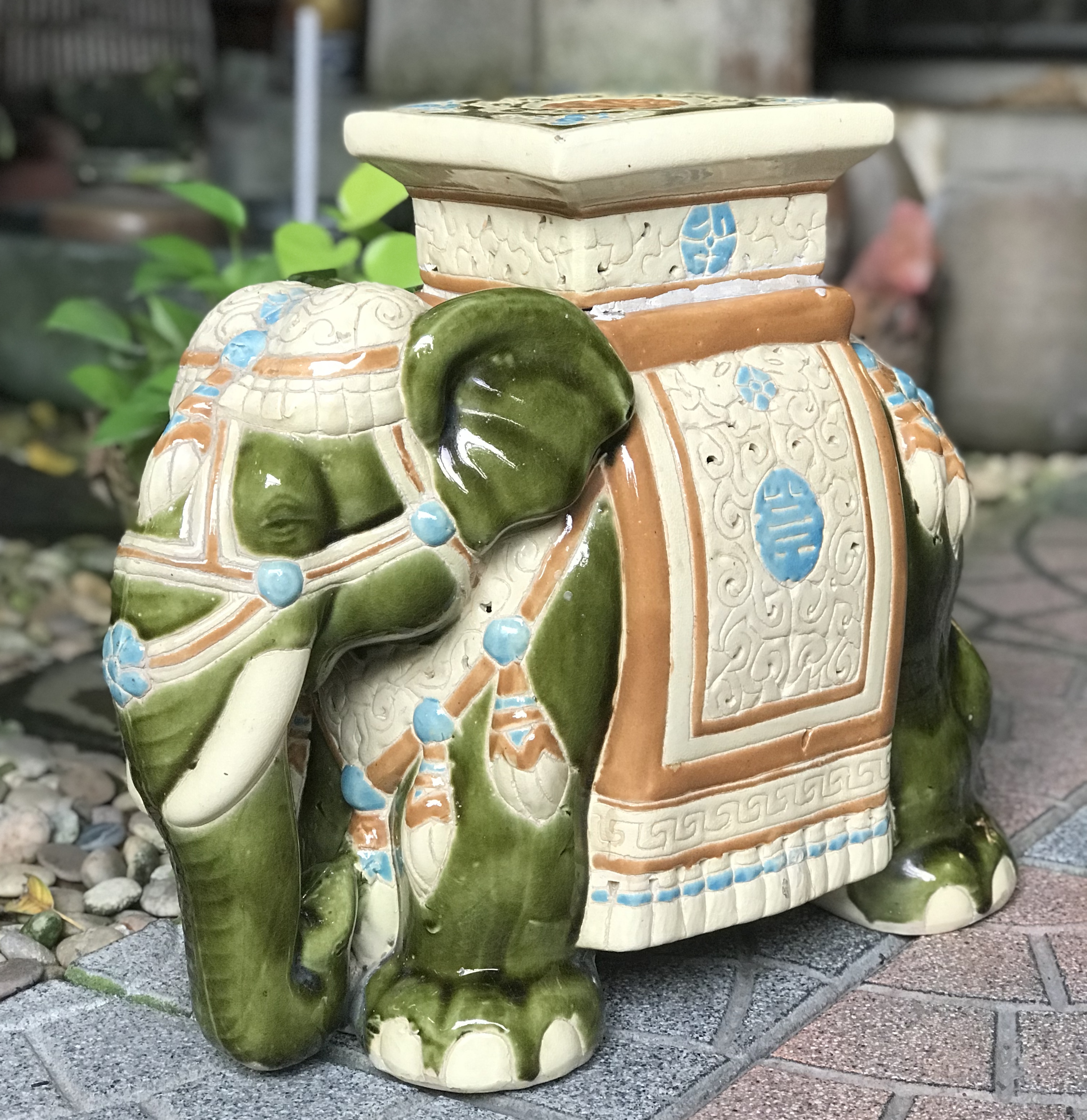 1 เชือก เก่ากว่า 40 ปี กี๋ช้าง กี๋วางกระถาง แจกัน รูปปั้นช้างทรงเครื่อง LARGE CERAMIC ELEPHANT PLANT STAND SIDE TABLE, 1980S