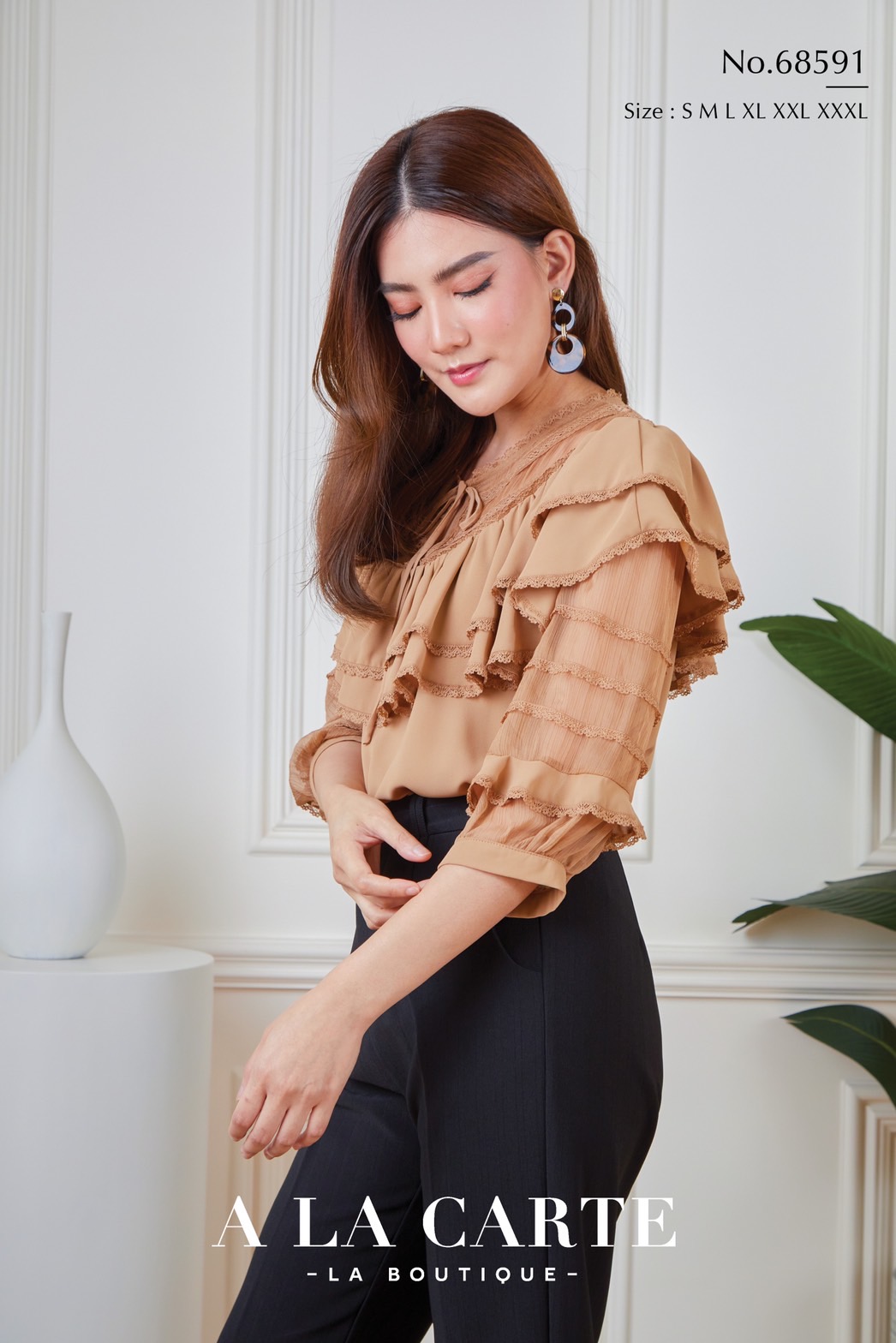 68591 A LA CARTE เสื้อผ้าจอเจียร์สีแขน 3 ส่วน เนื้อเนียนมีน้ำหนักใส่สบาย ช่วงคอตัดต่อด้วยผ้าเนื้อเยื่อไม้ เย็บกดเส้นทริมเรียง ต่อระบายผ้า 2 ชั้น ด้านหน้ามีผ่าผูกโบว์ แขนตัดต่อผ้าทรงพอง สีชมพู น้ำตาล S,L,XL ขาว M-2XL