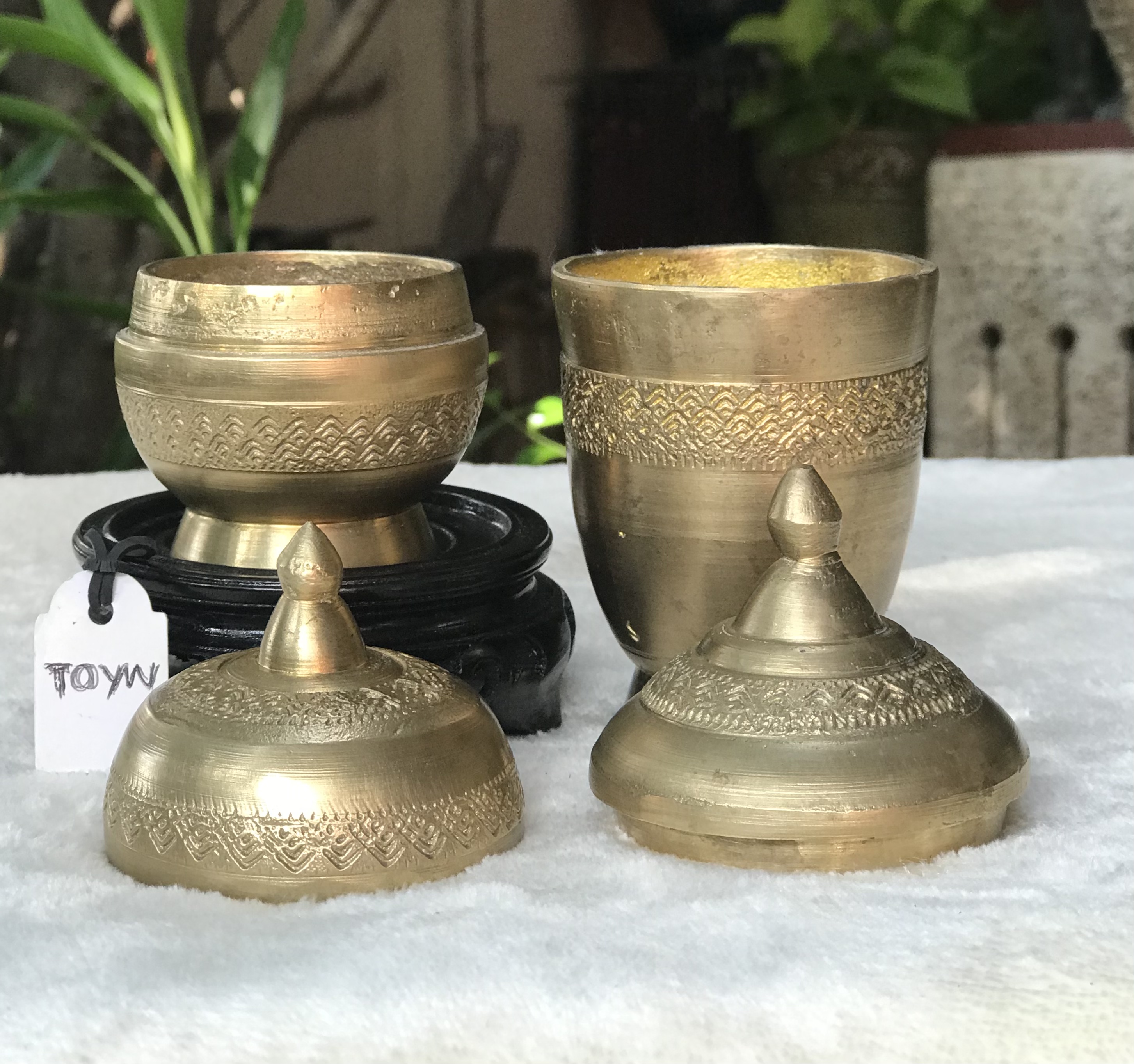 เริ่มต้น 690 บาท Antique Brass cement outlet เต้าปูนทองเหลืองโบราณ ตอกลาย หล่อหนาๆ งานประณีต สวยงามตามแบบไทย เต้าปูนสูง ขนาดลำตัว 2.8 นิ้ว ตัวเต้าสูง(รวมฝา) 4.9 นิ้ว เต้าปูนเตี้ย ขนาดลำตัว 2.7 นิ้ว ตัวเต้าสูง(รวมฝา) 3.5 นิ้ว