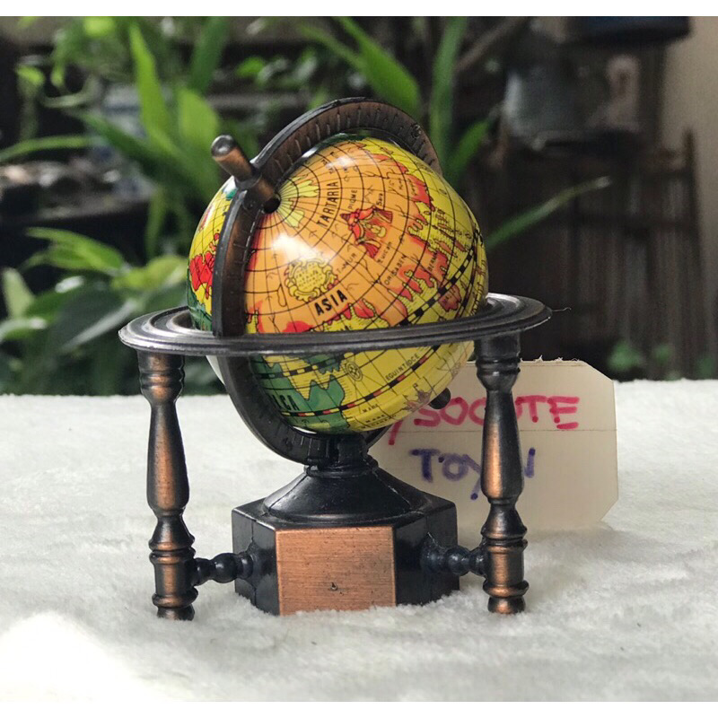 Antique Pencil Sharpener - Hong Kong กบเหลาดินสอเหล็กวินเทจ กบเหลาดินสอโบราณ สเตชันเนอรี Retro รูปทรงลูกโลก เครื่องเล่นแผ่นเสียง,เก็บสะสม ตั้งโชว์ แต่งบ้าน แต่งร้านสวยๆ