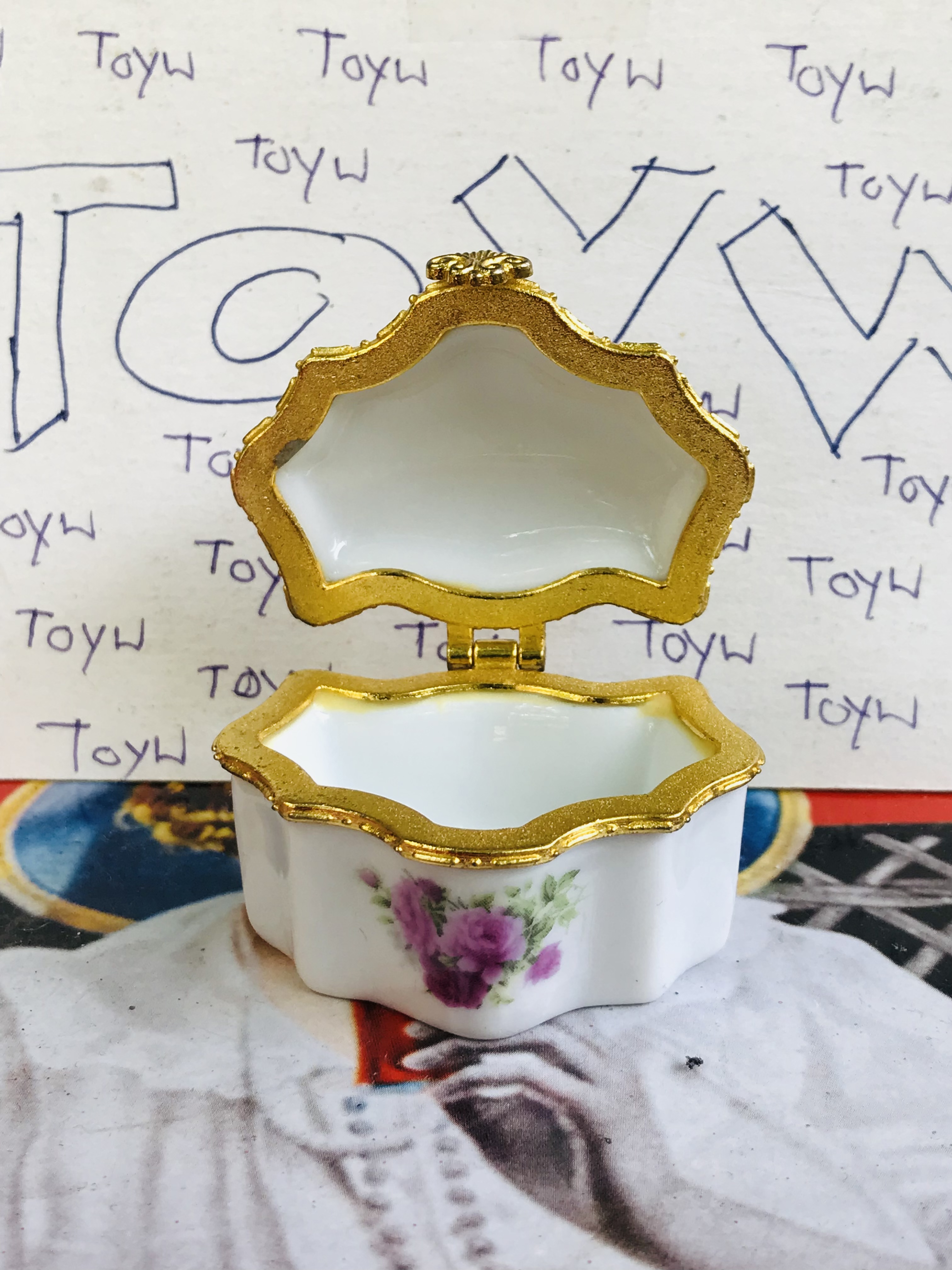 เริ่มต้น 120 บาท เก็บเก่า งานวินเทจตลับเซรามิค คละแบบคละลายคละขนาด ใส่ของใส่ยา ใ่ส่เครื่องประดับชิ้นเล็กๆ และของรักษ์อื่นๆ