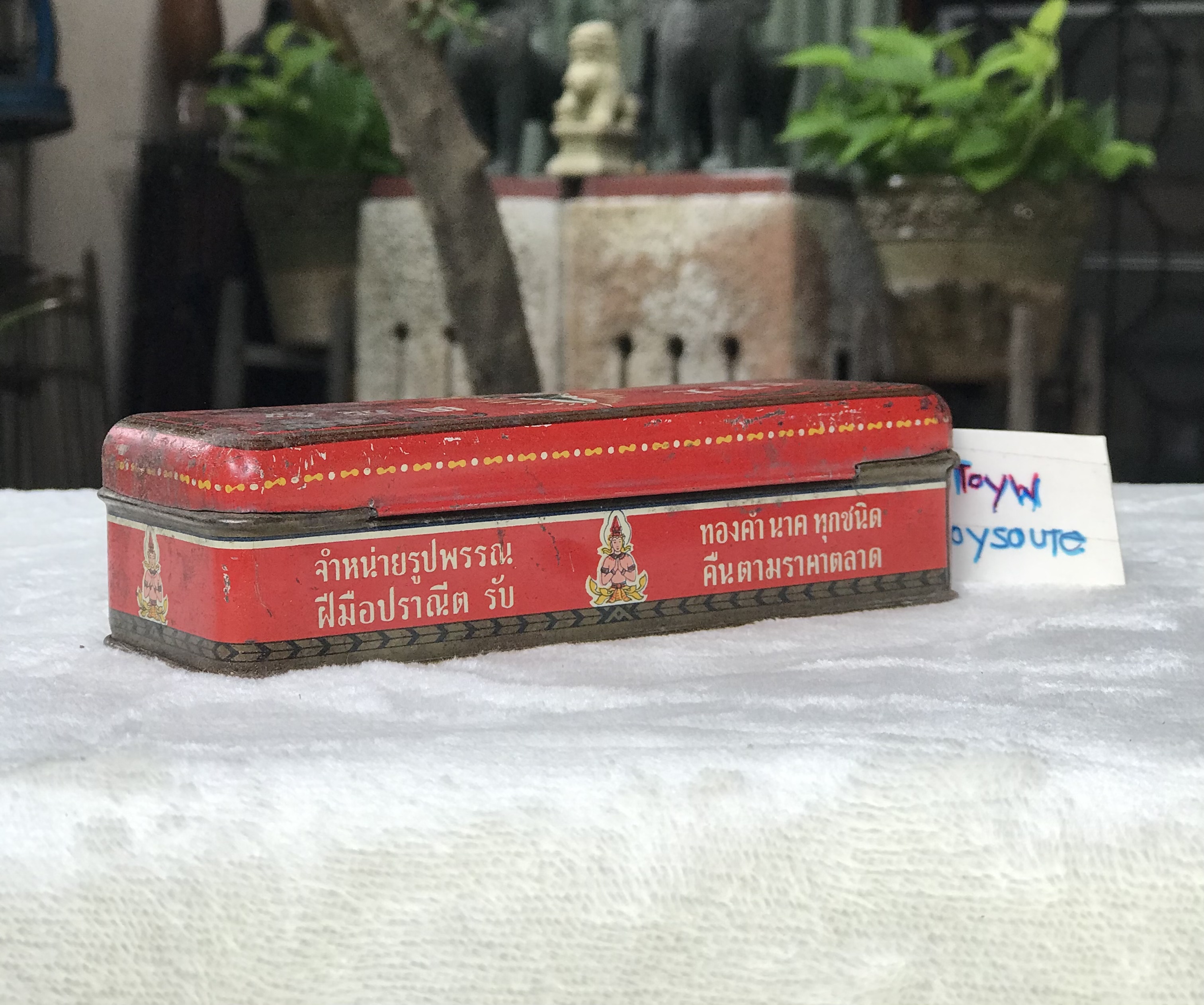 กล่องสังกะสีใส่ทอง ใส่เครื่องประดับ สมัยพระนคร ห้างค้าทองฮั่วเซ่งเฮง ขนาดกว้าง 2 นิ้ว ยาว 6 นิ้ว สูง 1.5 นิ้ว