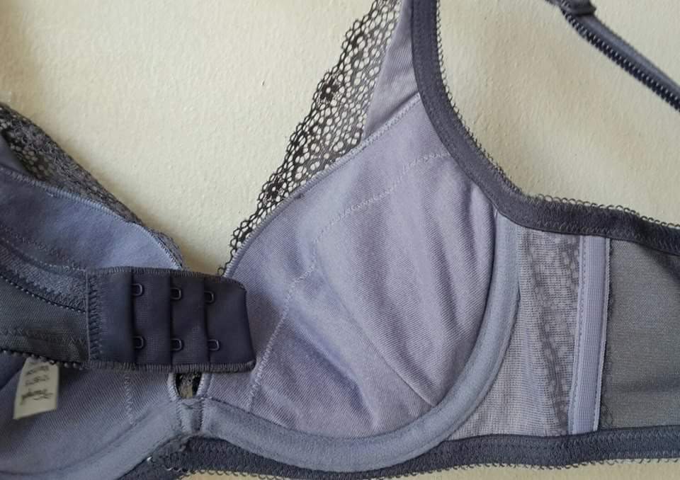 เสื้อชี้นในสตรีไทรอัมพ์