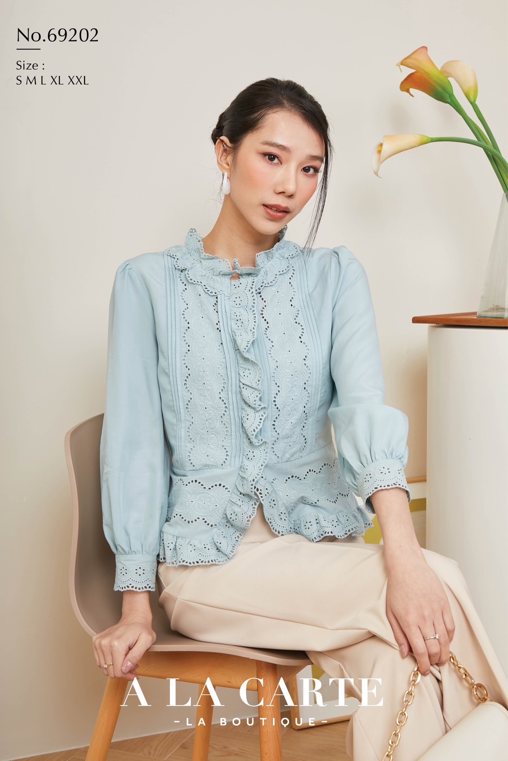 69202🦋A la carte🌼เสื้อคอตตอนซิลค์ เนื้อผ้าเย็นใส่สบาย ตัดต่อแต่งลูกไม้ทอฉลุและตีเกล็ดด้านข้าง กระดุมหน้าชายเสื้อแต่งลูกไม้และระบาย ใส่แล้วดูเพรียว สีขาว M,2XL สีฟ้า M สีเขียว S-L