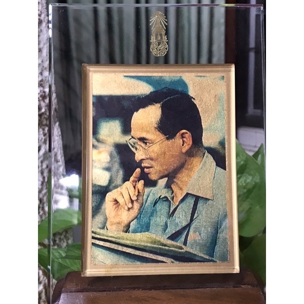 เลขกำกับ A08996 แผ่นทองคำพระบรมฉายาลักษณ์ในหลวง รัชกาลที่ 9 ฉลองสิริราชสมบัติครบรอบ 50 ปี วันที่ 9 มิถุนายน 2539 ทำจากทองสุทธิ 97.66 % เป็นแผ่นทองคำแท้น้ำหนัก 1.6 กรัม แล้วเขียนด้วยเลเซอร์ ออกแบบโดย สมาคมนักธุรกิจสัมพันธ์ แห่งประเทศไทย ปี 2539 ผลิตออกมาเพ