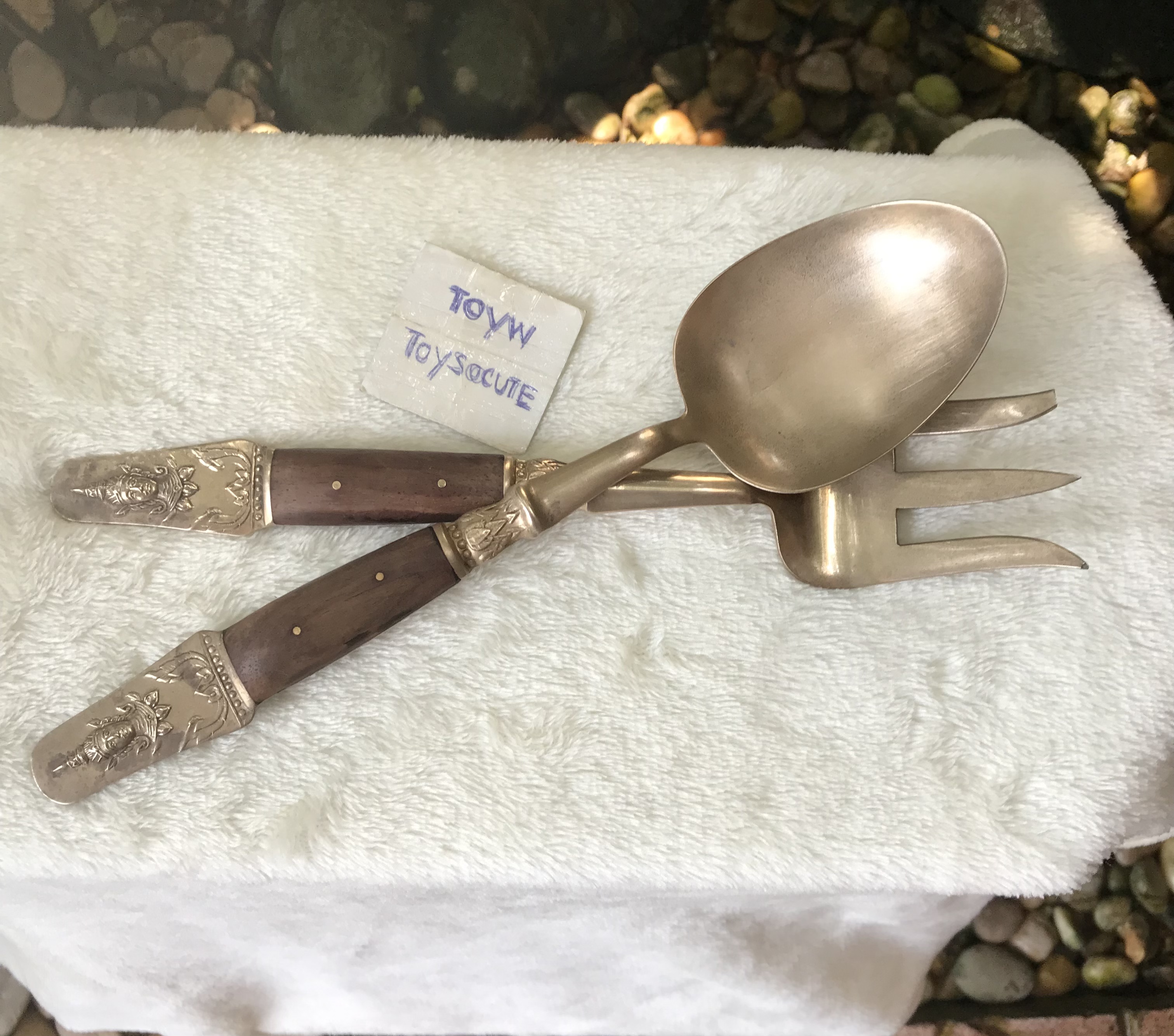 ตำหนิปลายส้อม ช้อนส้อมสลัดทองเหลืองด้ามไม้ ลายเทพพนม Vintage brass salad fork and spoon/Serving Set Fork And Spoon