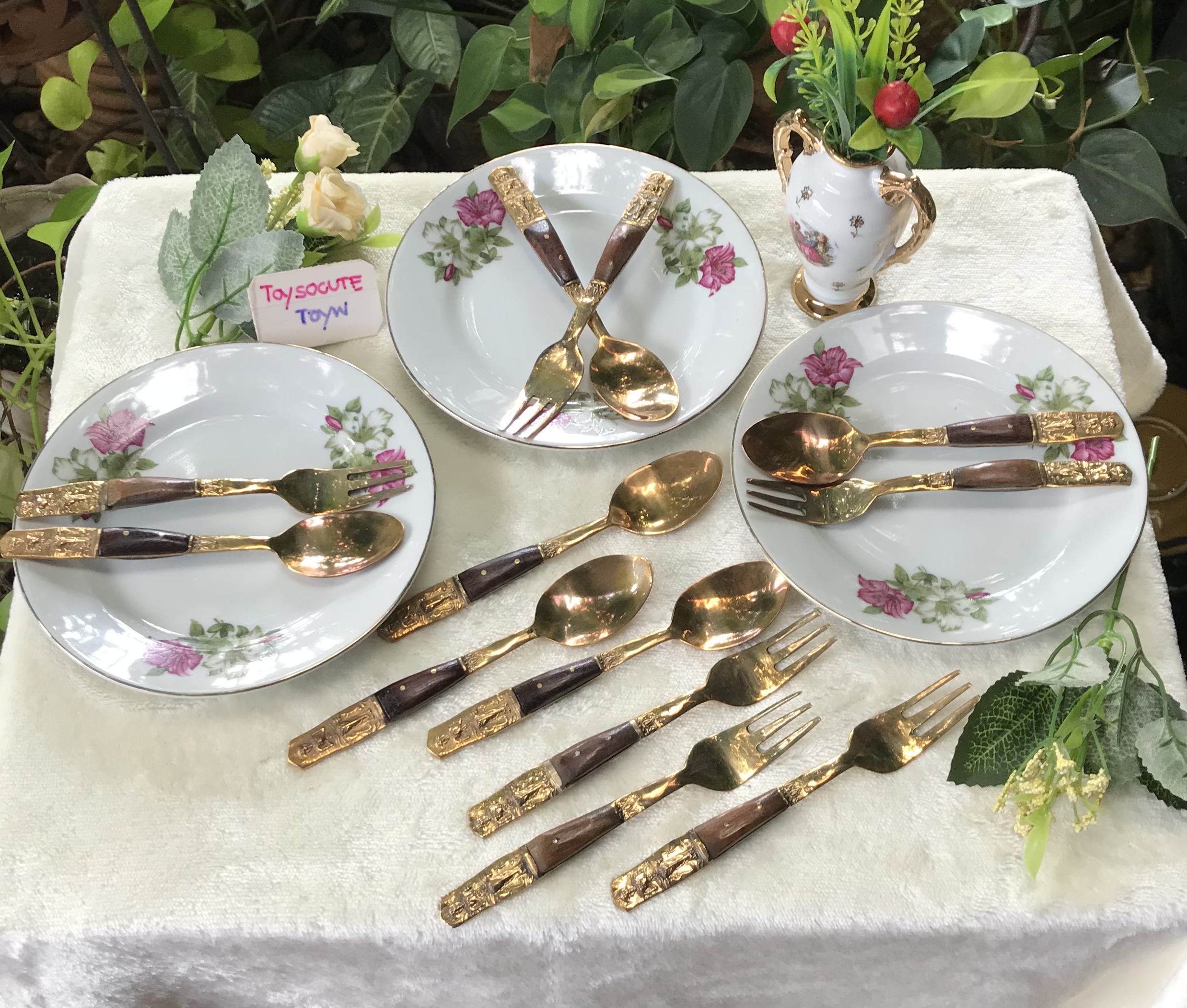 คู่ละ 259 บาท งานเก่าเก็บไม่ผ่านใช้ dessert spoon and fork ช้อนและส้อมขนมหวานด้ามไม้ลายเทพพนมทรงช้างสามเศียร งานทองเหลืองเก่าเนื้อหนา ขนาดยาว 14 ซม