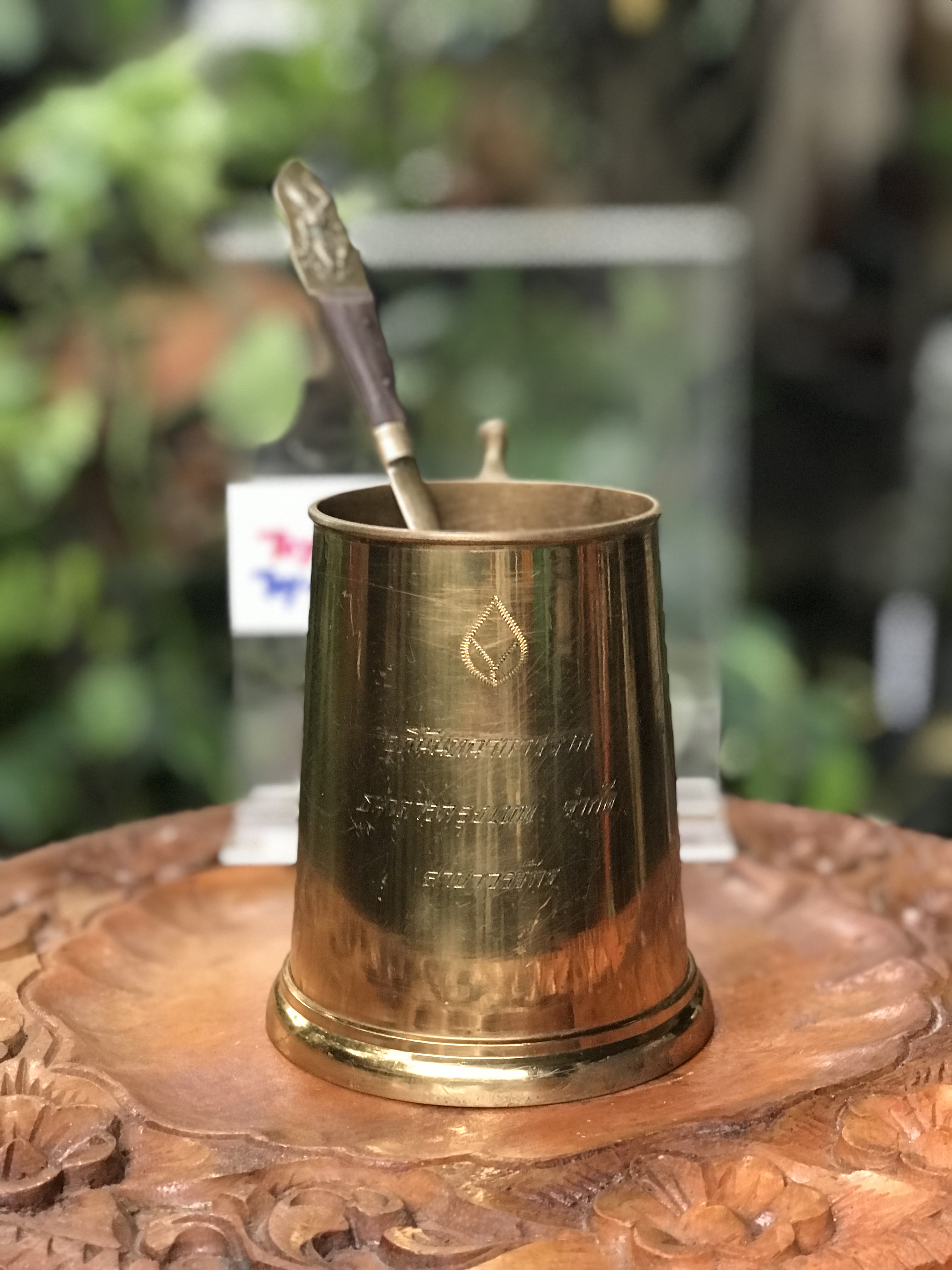 งานทองเหลืองเก่าหนาๆ แก้วน้ำ แก้วมัค แก้วกาแฟ มีหูจับ ด้ามไม้ พร้อมช้อนยาวลายนางฟ้า ด้ามไม้ ที่ระลึกธนาคารกรุงเทพ