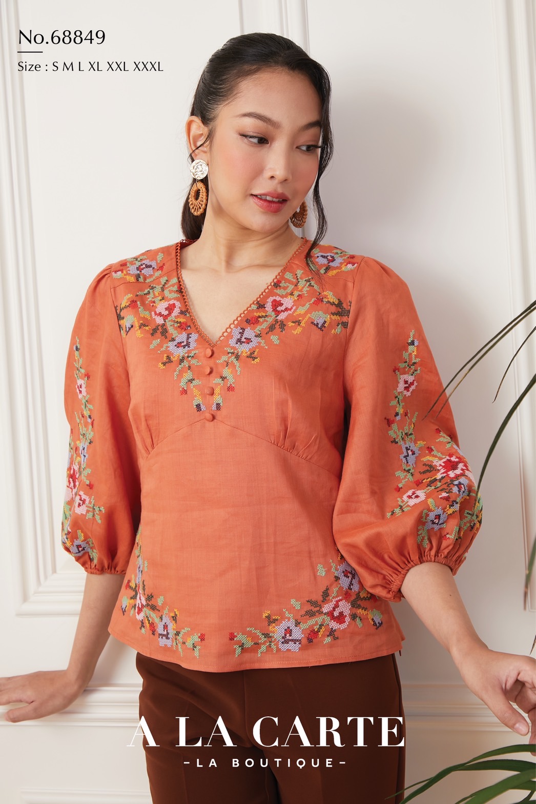 68849 💐A La Carte💐เสื้อลินินแขน 3 ส่วน เนื้อผ้าบางใส่สบาย ซับในผ้าคอตตอน งานปักลายครอสติส ตัดต่อช่วงบ่าด้านหน้า ทรงเสื้อตัดต่อคัทวี ดูเพรียว🦋 สีดำ 2XL