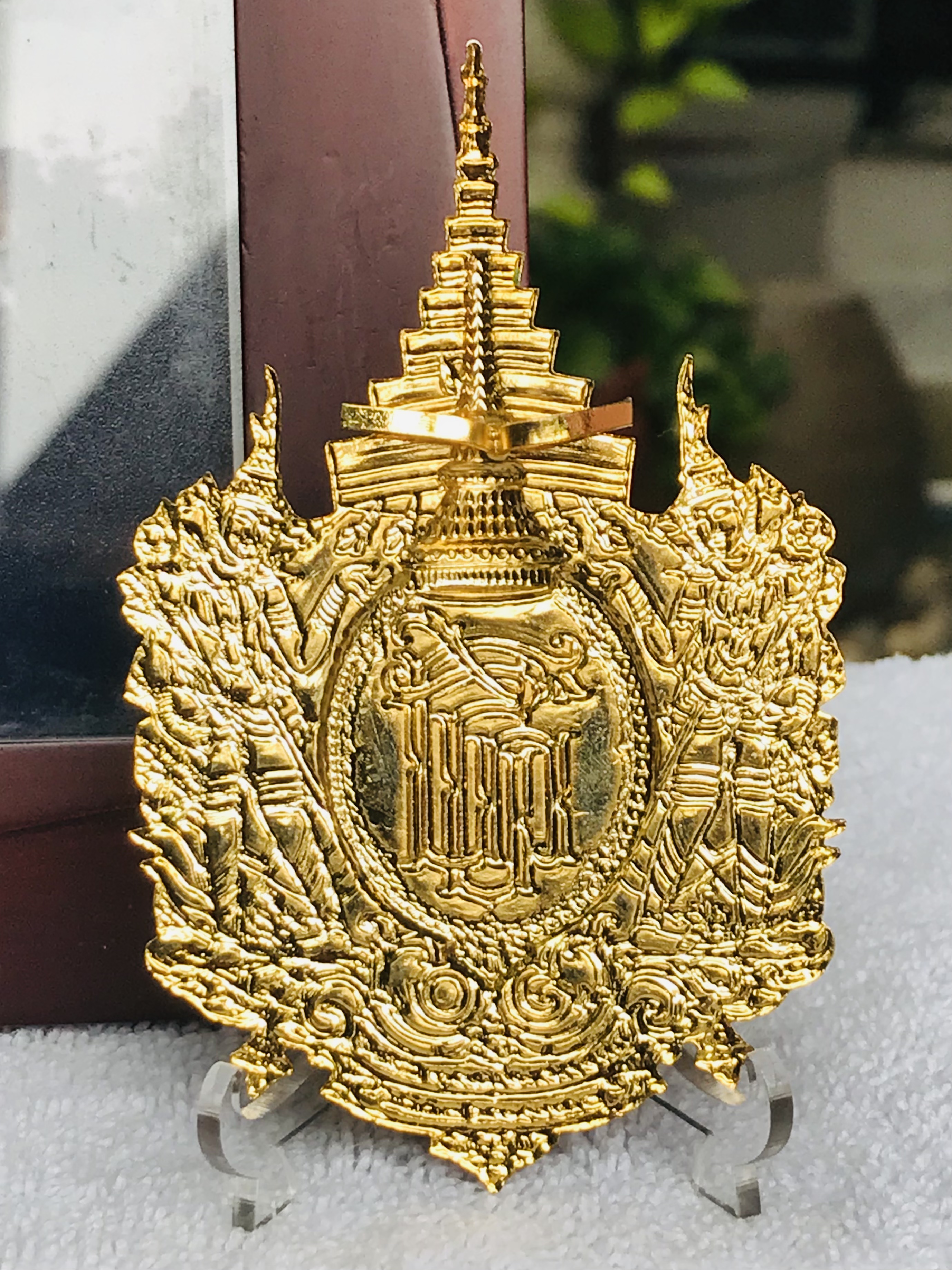 ตราสัญลักษณ์เฉลิมพระชนมพรรษา 5 รอบ 60 พรรษา สมเด็จพระเทพรัตนราชสุดาฯ สยามบรมราชกุมารี วันที่ 2 เมษายน 2558 วัสดุกะไหล่ทอง ขนาด 5.5 ซม สูง 8.5 ซม