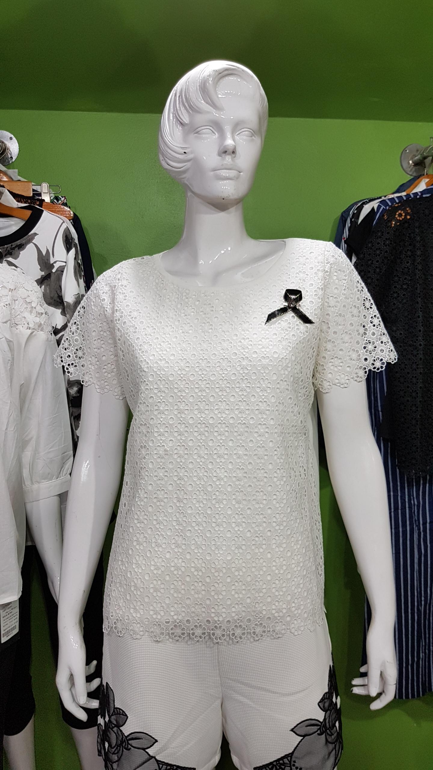 เสื้อแฟชั่นผ้าลูกไม้แขนสั้น มีซับในตัว ด้านหลังเป็นผ้าไหมพรมเนื้อบาง ค่ะ ขนาดฟรีไซด์ อก 40-42 นิ้ว