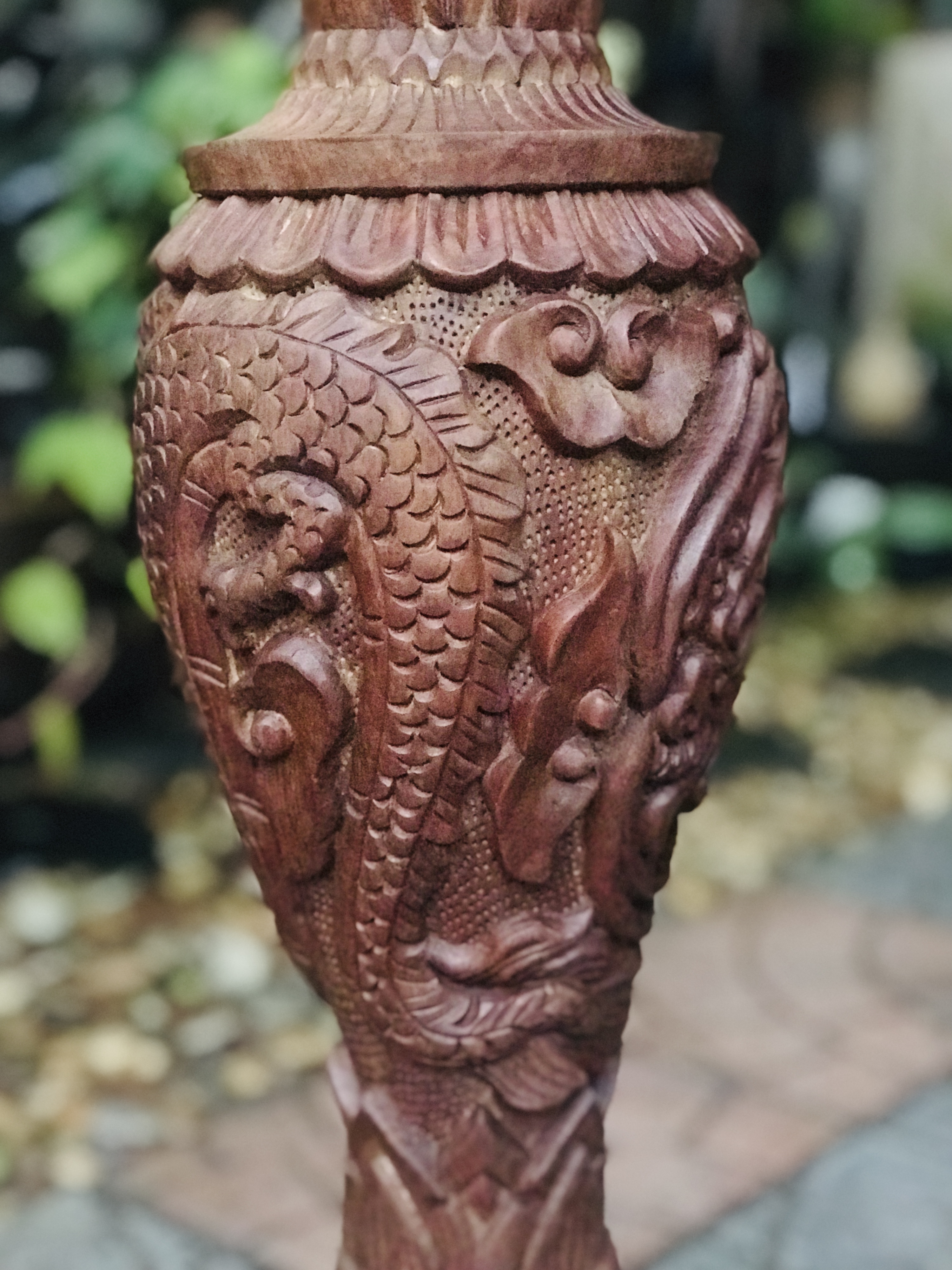 ทักสอบถามราคานะคะ งานเก่า แจกันไม้สักกลึง แกะลายมังกรพันรอบ ขนาดกว้าง 20 ซม สูง 79 ซม