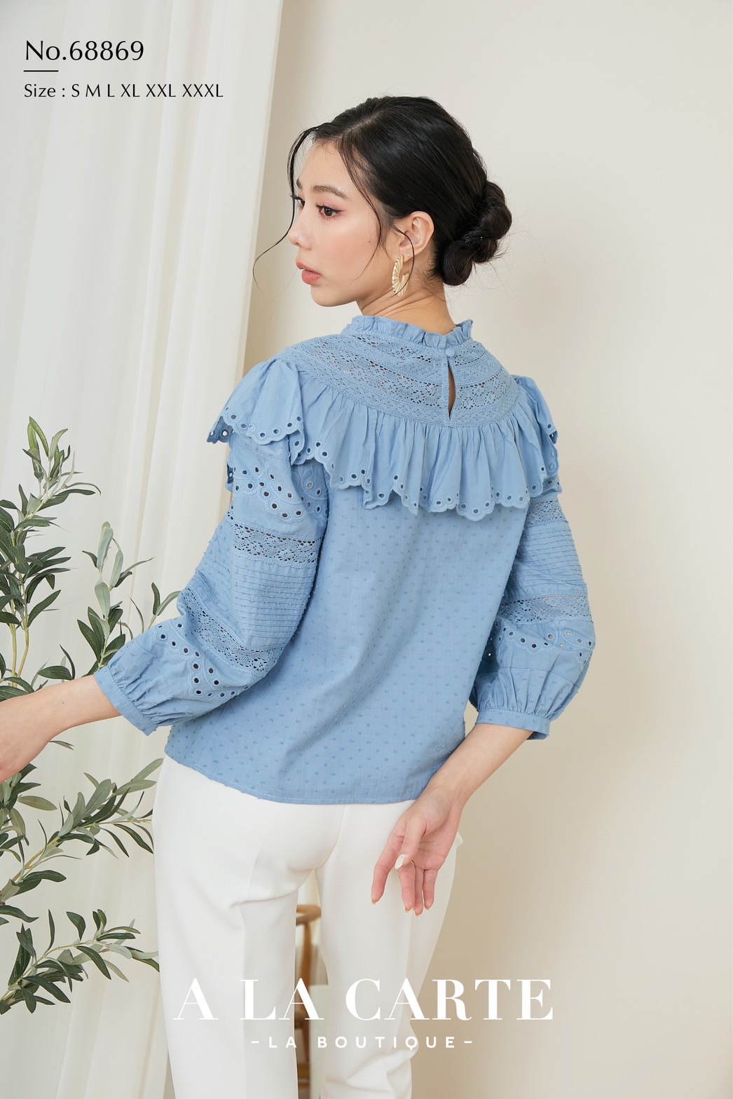 68869🦋A la carte🦋เสื้อคอตตอนแขน 3 ส่วน ลายจุดนูนในตัว ช่วงอกแต้งทริมลูกไม้เย็บโค้งต่อกัน มีระบายที่คอ เลาะเชิง แขนตีเกล็ด ตัดต่อลูกไม้ งานปัก🌸สีขาว XL-2XL ฟ้า 2XL-3XL น้ำตาล M,XL.3XL