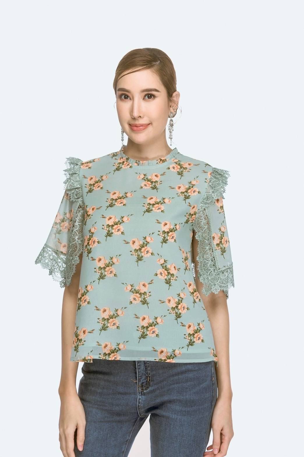 เสื้อชีฟองแขนสั้น M2E #4163 ผ้าพิมพ์ลายดอกไม้สีสวยละมุนตา ดีเทลทรงคลุมไหล่ ตกแต่งชายแขน วงแขนด้วยลูกไม้ งานสวยหรู แพทเทิร์นสวย มีซับใน ซิปข้าง สวมใส่ง่าย สีเขียว 4XL