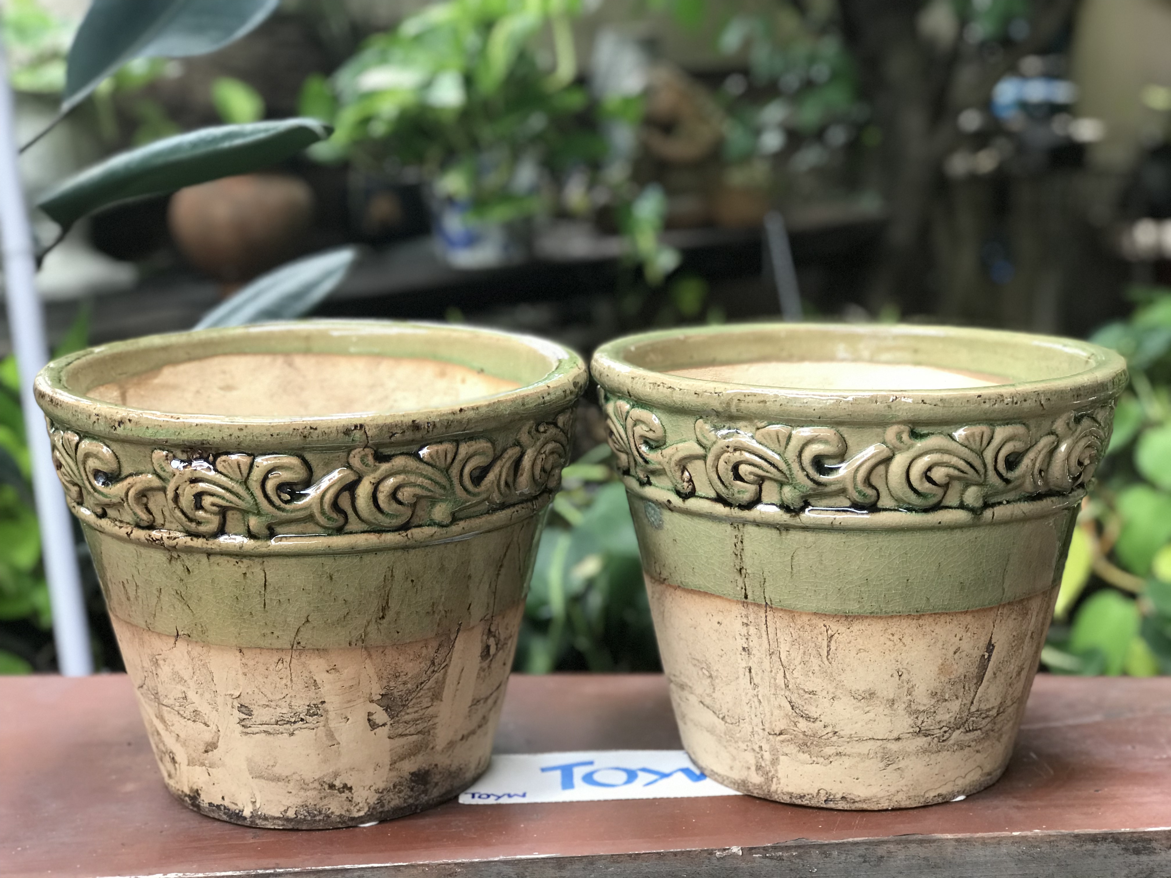 ขายคู่ ไม่รวมต้นไม้ เก็บเก่ากระถาง แจกันลายปั้นนูน น้ำเคลือบสีเขียว สวยสมบูรณ์ ไม่แตกไม่ร้าว ขนาดปากกว้าง 10 นิ้ว สูง 8 นิ้ว