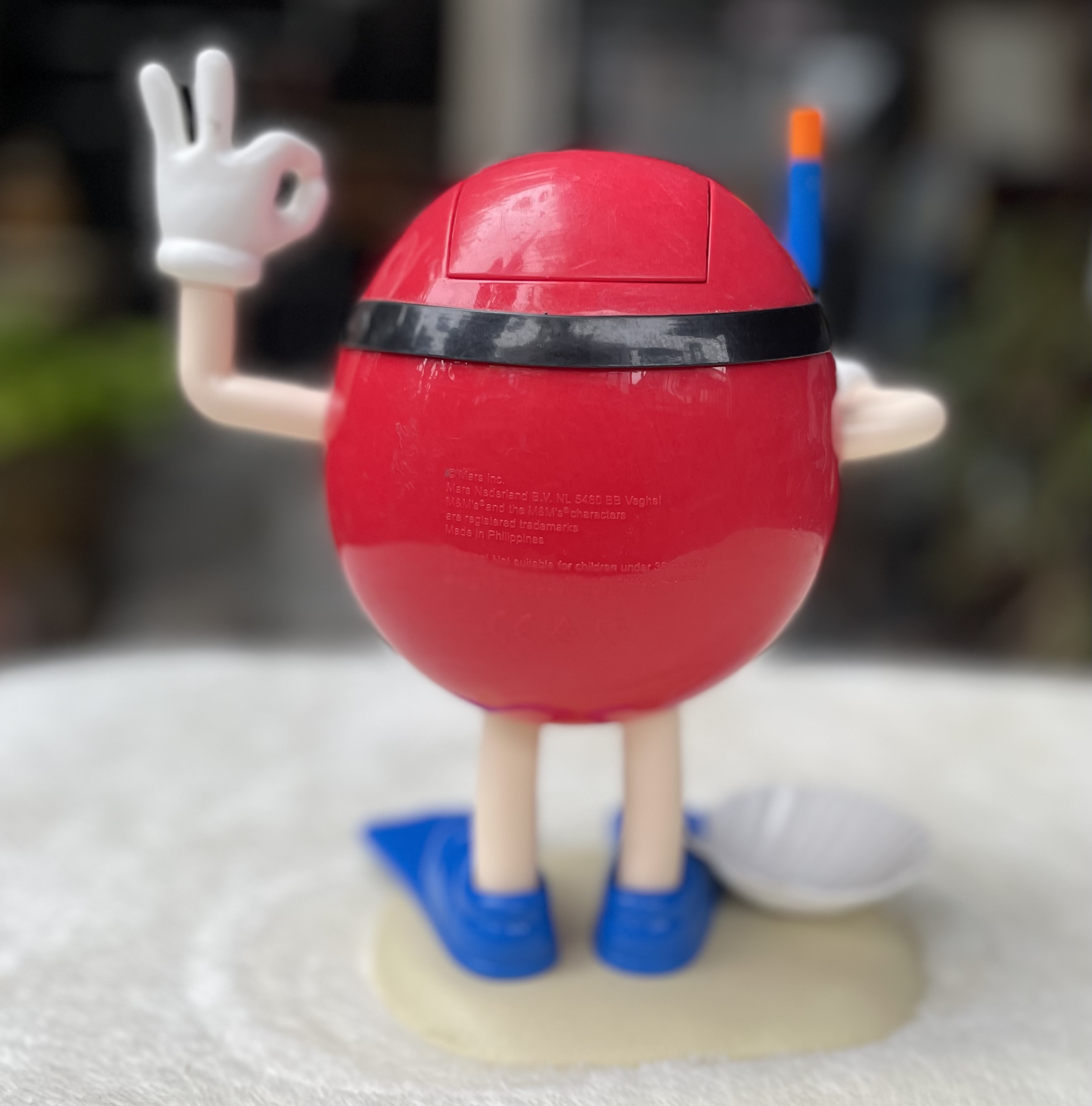 โมเดล ตุ๊กตา M&M เอ็ม แอนด์ เอ็ม นักดำน้ำสกูบา ฝาหลังเปิดได้ แขนกดขยับได้ M&M's Red Scuba Diver Candy Dispenser