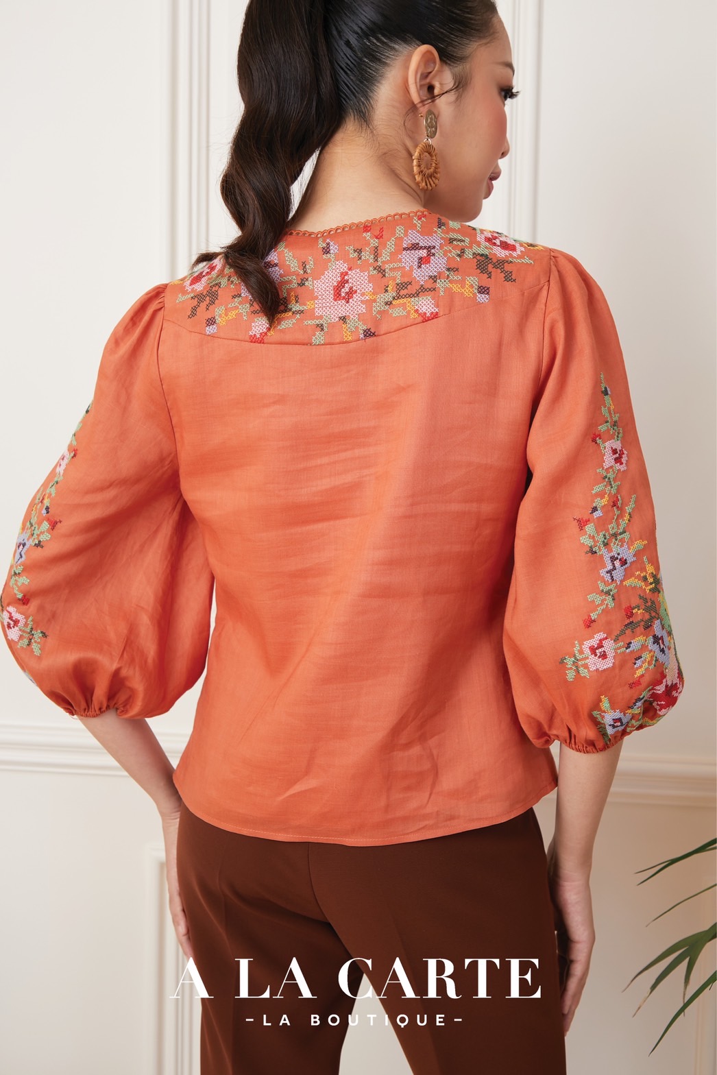 68849 💐A La Carte💐เสื้อลินินแขน 3 ส่วน เนื้อผ้าบางใส่สบาย ซับในผ้าคอตตอน งานปักลายครอสติส ตัดต่อช่วงบ่าด้านหน้า ทรงเสื้อตัดต่อคัทวี ดูเพรียว🦋 สีดำ 2XL