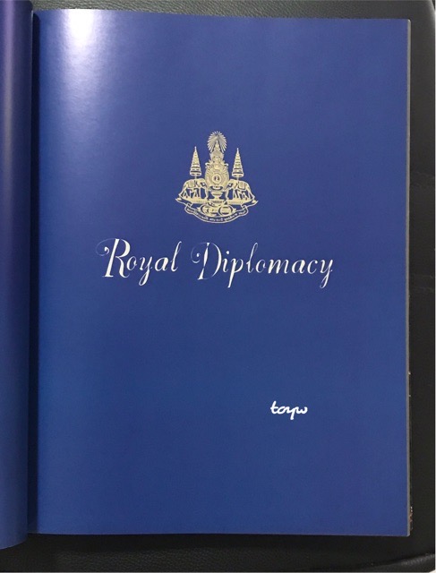 หนังสือThailand: King Bhumibol Adulyadej The Gloden Jubilee 1946-1996 จำนวน 280 หน้า ขนาด 275 x 360 mm น้ำหนัก 2.900 kg / จัดพิมพ์เมื่อปี ค.ศ 1996 /จัดจำหน่ายโดย ASIA BOOKS
