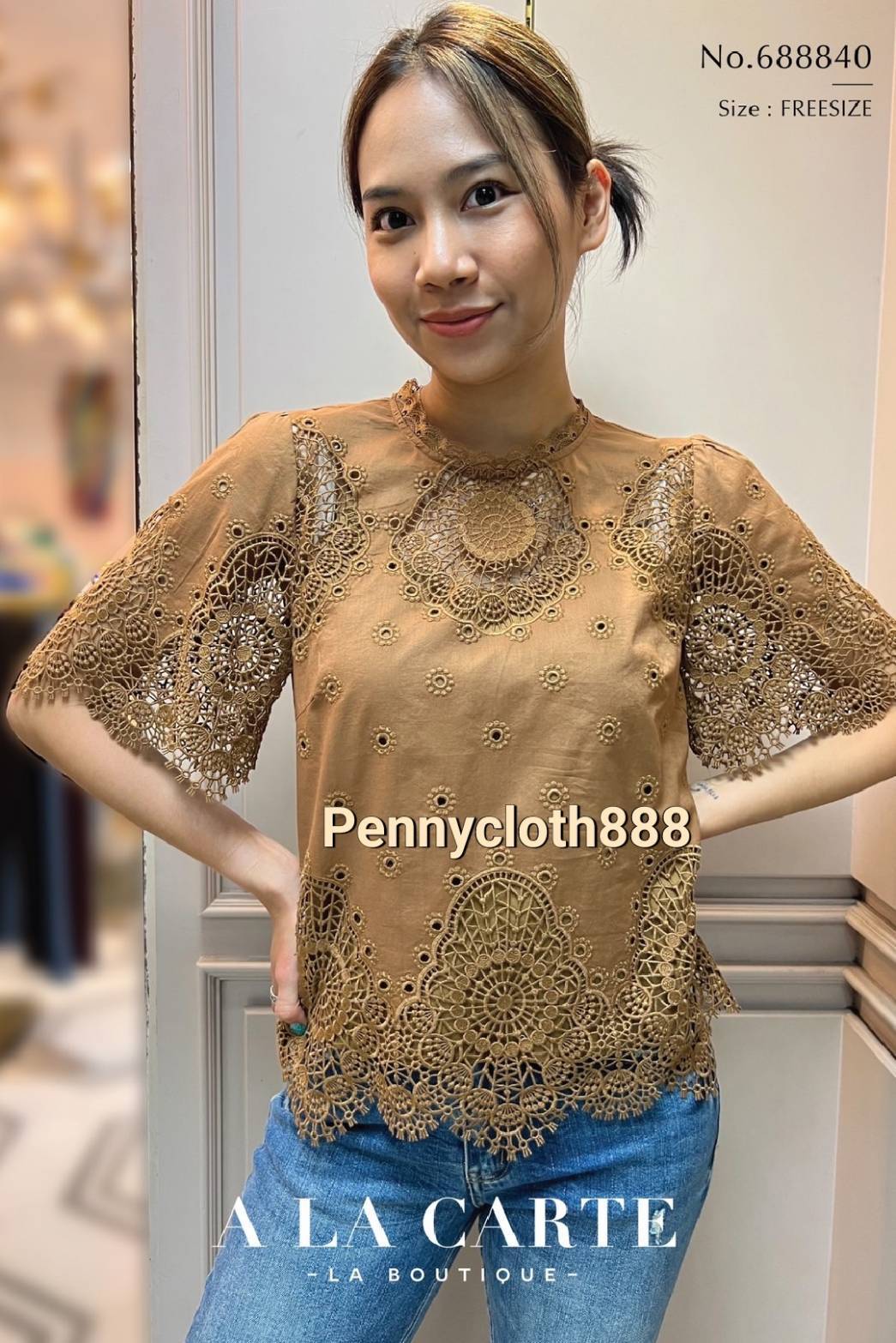 68840 เสื้อ A La Carte เสื้อคอตตอนแขนสั้น ทอผสมลายลูกไม้เทคนิคพิเศษ ที่อกแขนและชายเสื้อ ทั้งด้านหน้าและหลัง มีซับใน แขนทรงแฟร์ สวยหรู สีขาว 3XL