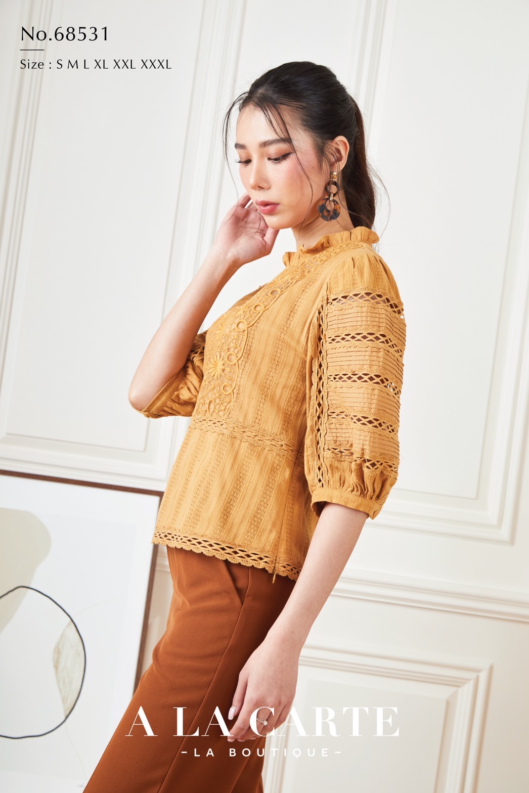 68531 เสื้อ A La Carte ผ้าคอตตอนแขน 3 ส่วน ผ้านุ่มใส่สบาย ตัดต่อลูกไม้ที่ลำตัว ทอปักลงบนผ้าลูกไม้ มีตัดต่อช่วงเอว มีซิปข้าง ทรงแขนพองต่อทริม สีแดง XL-2XL สีเหลือง XL,2XL สีขาว 3XL สีฟ้าอมเทา XL,2XL